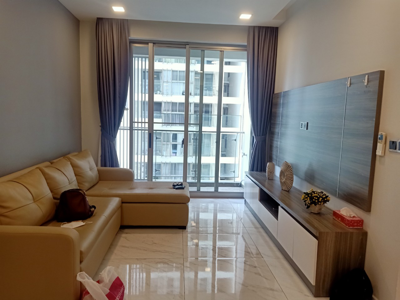 Cần bán căn hộ Mitdown The Symphony Phú Mỹ Hưng. Diện tích: 91m, 2 phòng ngủ, có ô đậu xe dưới hầm, view nội khu, hướng Đông Nam mát mẻ. Nhà đang trống , giá chỉ 6,8 tỷ. Quý khách xem nhà liên hệ: hotline Ngọc Thư ( zalo, viber )