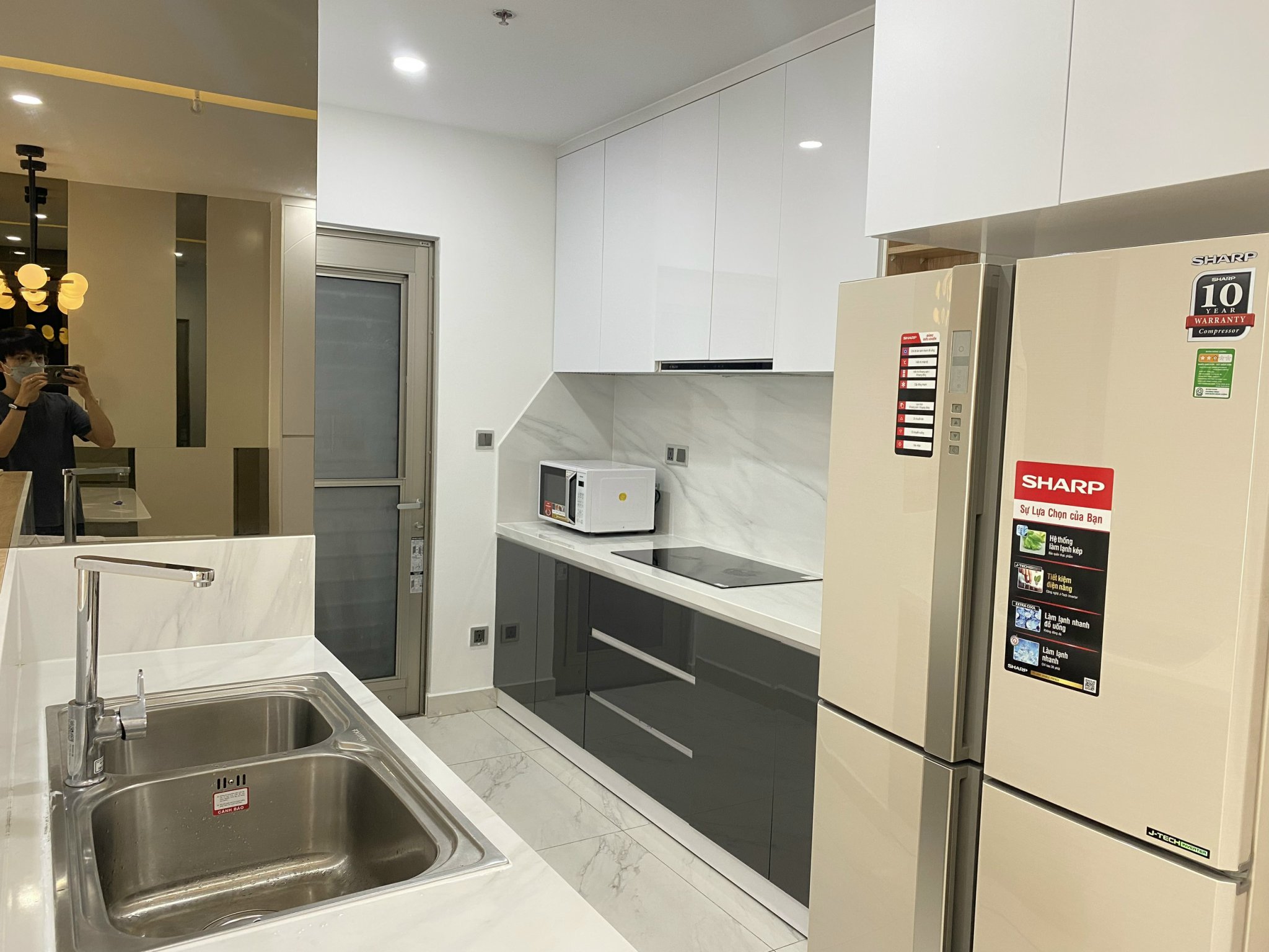 Cần bán căn hộ Midtown Signature Phú Mỹ Hưng. Diện tích: 84m, 2 phòng ngủ, nội thất cao cấp, view biệt thự thoáng mát. Giá chỉ 7.3 tỷ. Quý khách xem nhà liên hệ: hotline Ngọc Thư ( zalo, viber ) - 8094