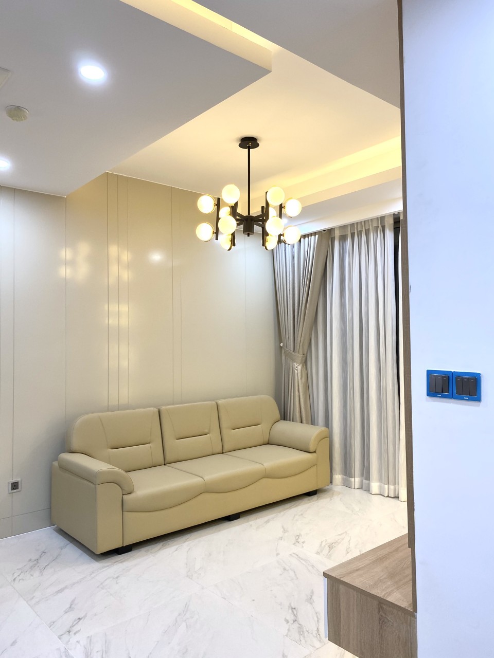 Cần bán căn hộ Midtown Signature Phú Mỹ Hưng. Diện tích: 84m, 2 phòng ngủ, nội thất cao cấp, view biệt thự thoáng mát. Giá chỉ 7.3 tỷ. Quý khách xem nhà liên hệ: hotline Ngọc Thư ( zalo, viber ) - 8097