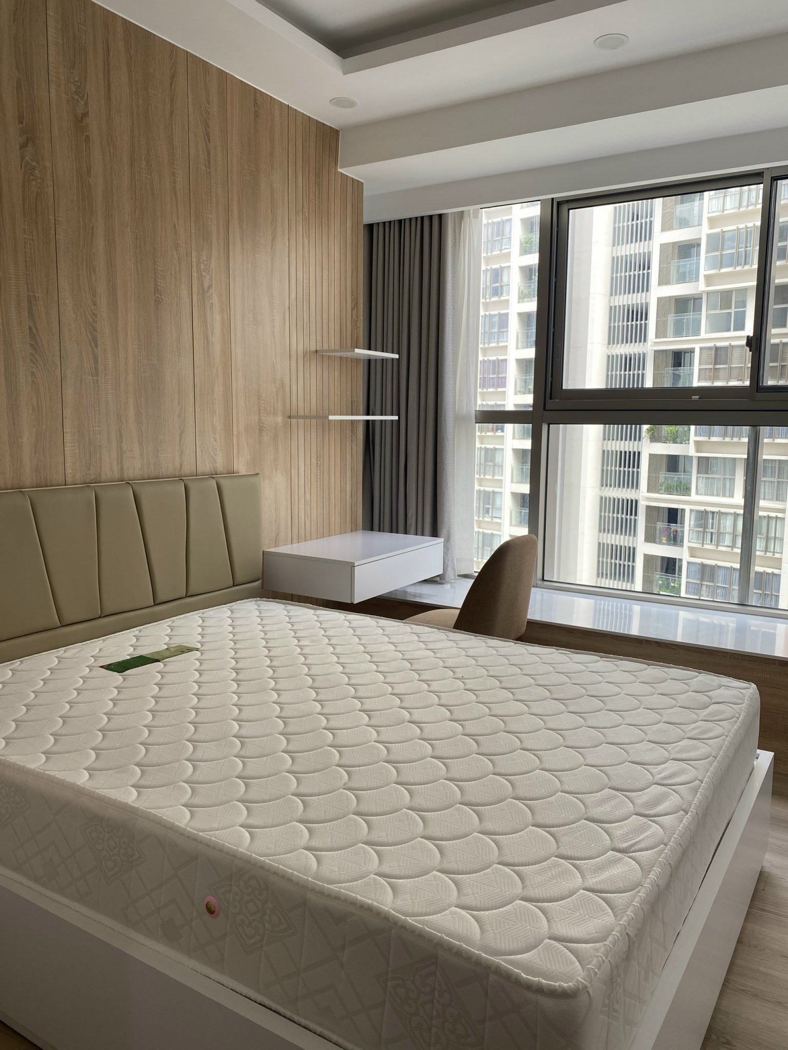 Cần bán căn hộ Midtown Signature Phú Mỹ Hưng. Diện tích: 84m, 2 phòng ngủ, nội thất cao cấp, view biệt thự thoáng mát. Giá chỉ 7.3 tỷ. Quý khách xem nhà liên hệ: hotline Ngọc Thư ( zalo, viber ) - 8096