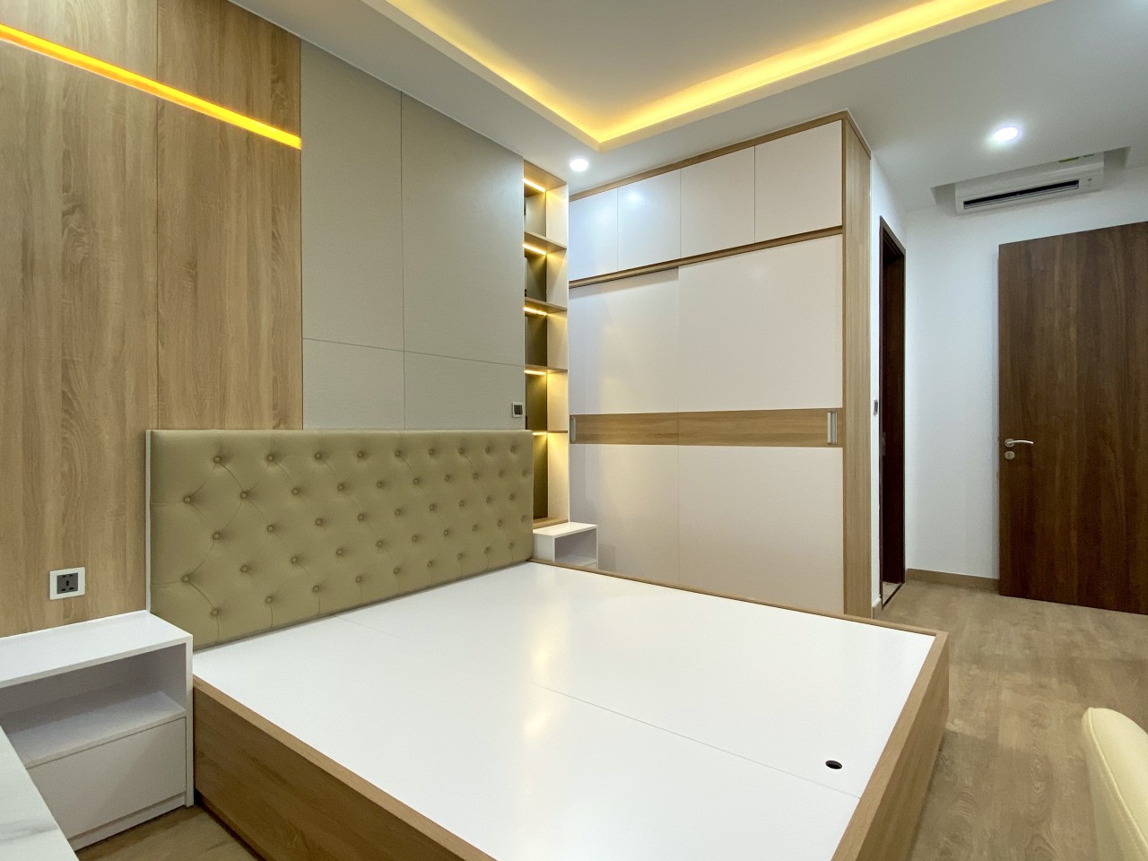 Cần bán căn hộ Midtown Signature Phú Mỹ Hưng. Diện tích: 84m, 2 phòng ngủ, nội thất cao cấp, view biệt thự thoáng mát. Giá chỉ 7.3 tỷ. Quý khách xem nhà liên hệ: hotline Ngọc Thư ( zalo, viber ) - 8092