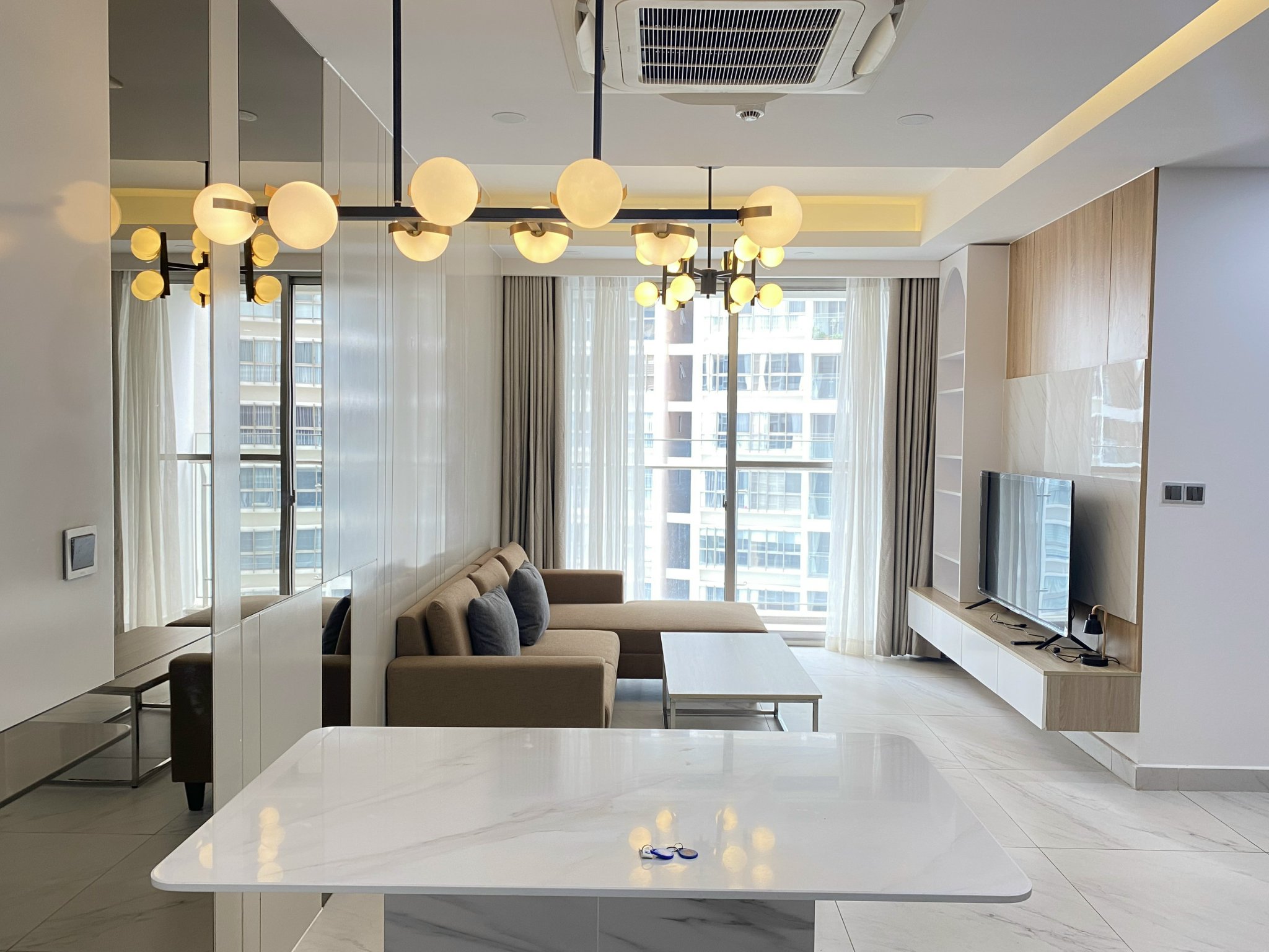 Cần bán căn hộ Midtown Signature Phú Mỹ Hưng. Diện tích: 84m, 2 phòng ngủ, nội thất cao cấp, view biệt thự thoáng mát. Giá chỉ 7.3 tỷ. Quý khách xem nhà liên hệ: hotline Ngọc Thư ( zalo, viber ) - 8095