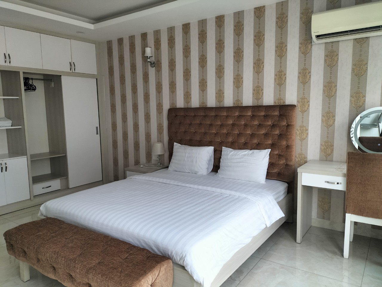 cho thuê căn hộ dịch vụ Phú Mỹ Hưng.Giá thuê từ 6tr – 12tr bao gồm nước sinh hoạt, internet, phí quản lý, nơi đậu xe, dịch vụ giặt + vệ sinh (trừ tiền điện). Điện: 4.000/kwh,Ban công rộng dài thoáng mát. Vui lòng liên hệ: hotline /Zalo/Viber - 3373