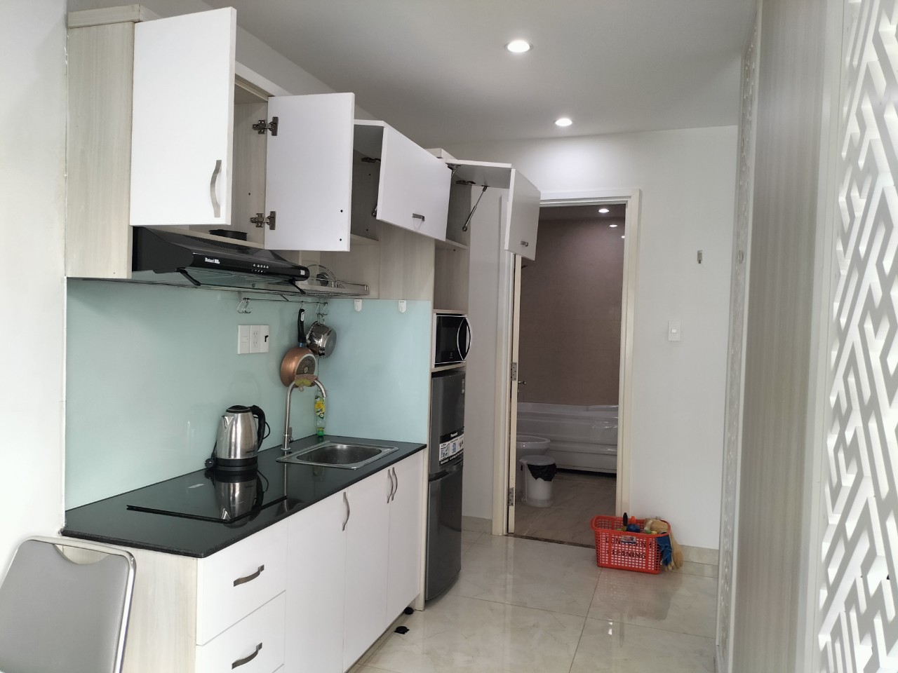 cho thuê căn hộ dịch vụ Phú Mỹ Hưng.Giá thuê từ 6tr – 12tr bao gồm nước sinh hoạt, internet, phí quản lý, nơi đậu xe, dịch vụ giặt + vệ sinh (trừ tiền điện). Điện: 4.000/kwh,Ban công rộng dài thoáng mát. Vui lòng liên hệ: hotline /Zalo/Viber - 3375