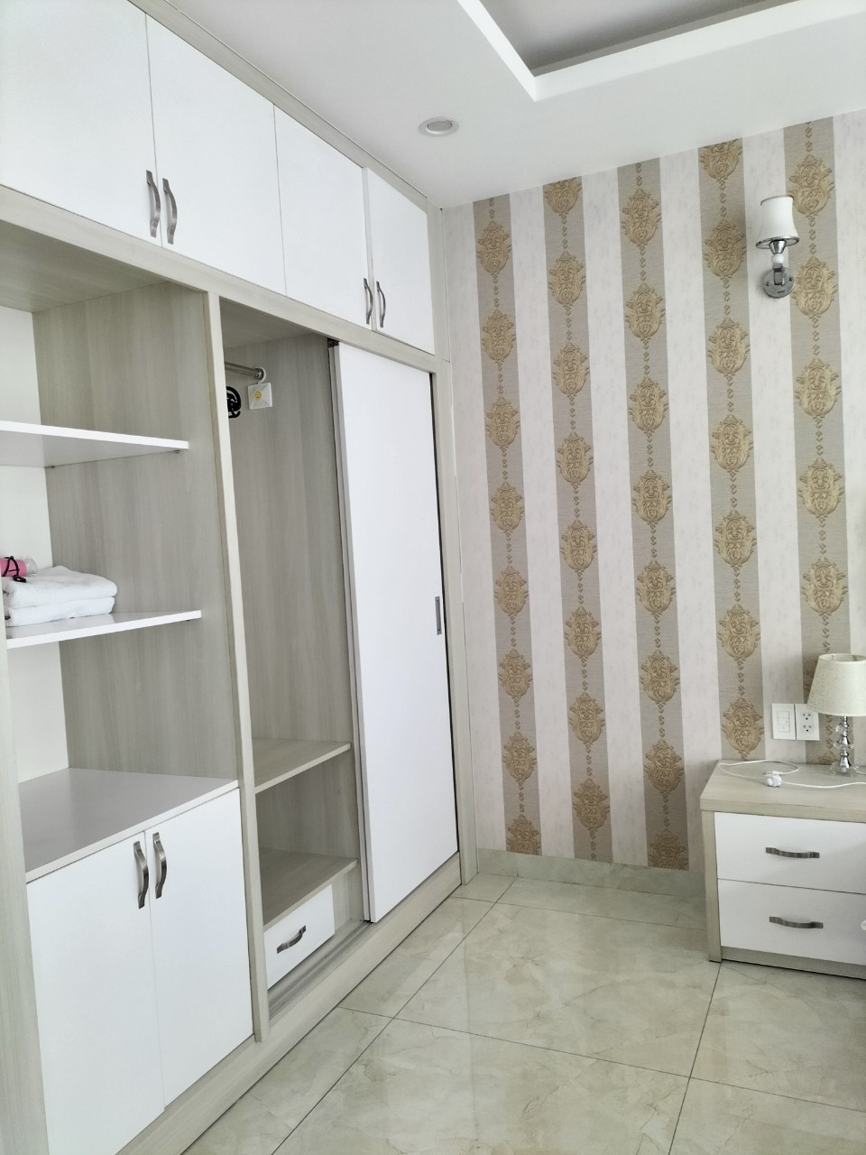 cho thuê căn hộ dịch vụ Phú Mỹ Hưng.Giá thuê từ 6tr – 12tr bao gồm nước sinh hoạt, internet, phí quản lý, nơi đậu xe, dịch vụ giặt + vệ sinh (trừ tiền điện). Điện: 4.000/kwh,Ban công rộng dài thoáng mát. Vui lòng liên hệ: hotline /Zalo/Viber - 3374