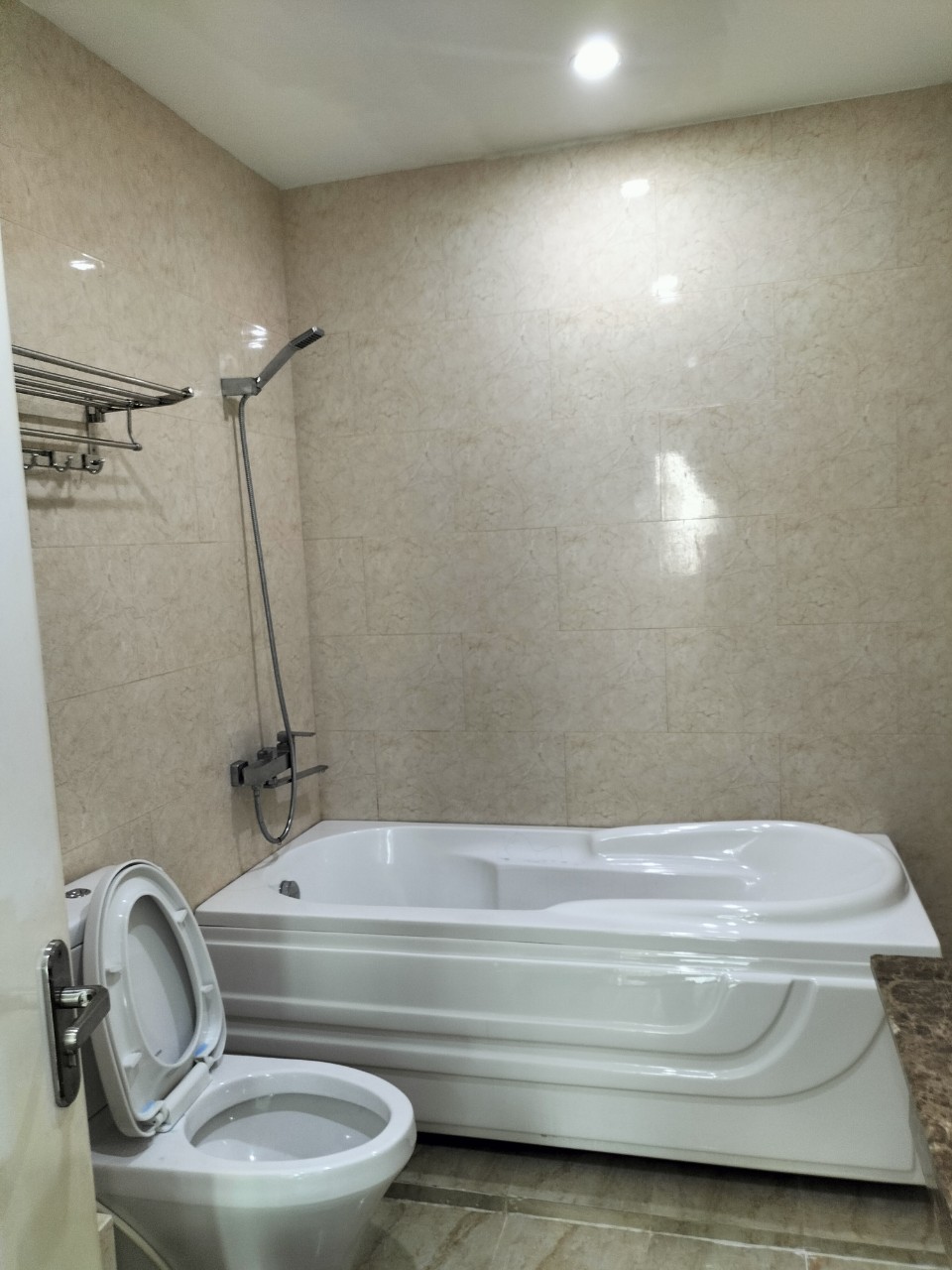 cho thuê căn hộ dịch vụ Phú Mỹ Hưng.Giá thuê từ 6tr – 12tr bao gồm nước sinh hoạt, internet, phí quản lý, nơi đậu xe, dịch vụ giặt + vệ sinh (trừ tiền điện). Điện: 4.000/kwh,Ban công rộng dài thoáng mát. Vui lòng liên hệ: hotline /Zalo/Viber - 3376