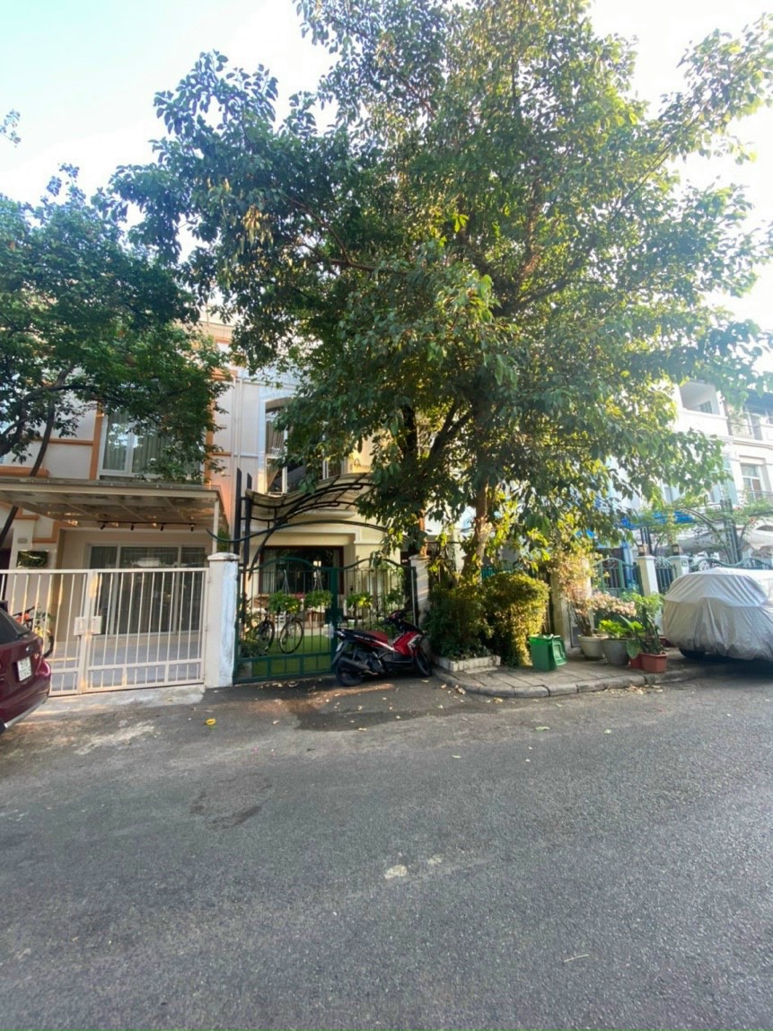 Cần bán nhà liên kế vườn nằm trong khu Compound Hưng Thái, Phú Mỹ Hưng. Diện tích: 7x18m, trệt, 2 lầu . 3 phòng ngủ. Giá chỉ: 26,3 tỷ. Quý khách xem nhà liên hệ: hotline Ngọc Thư