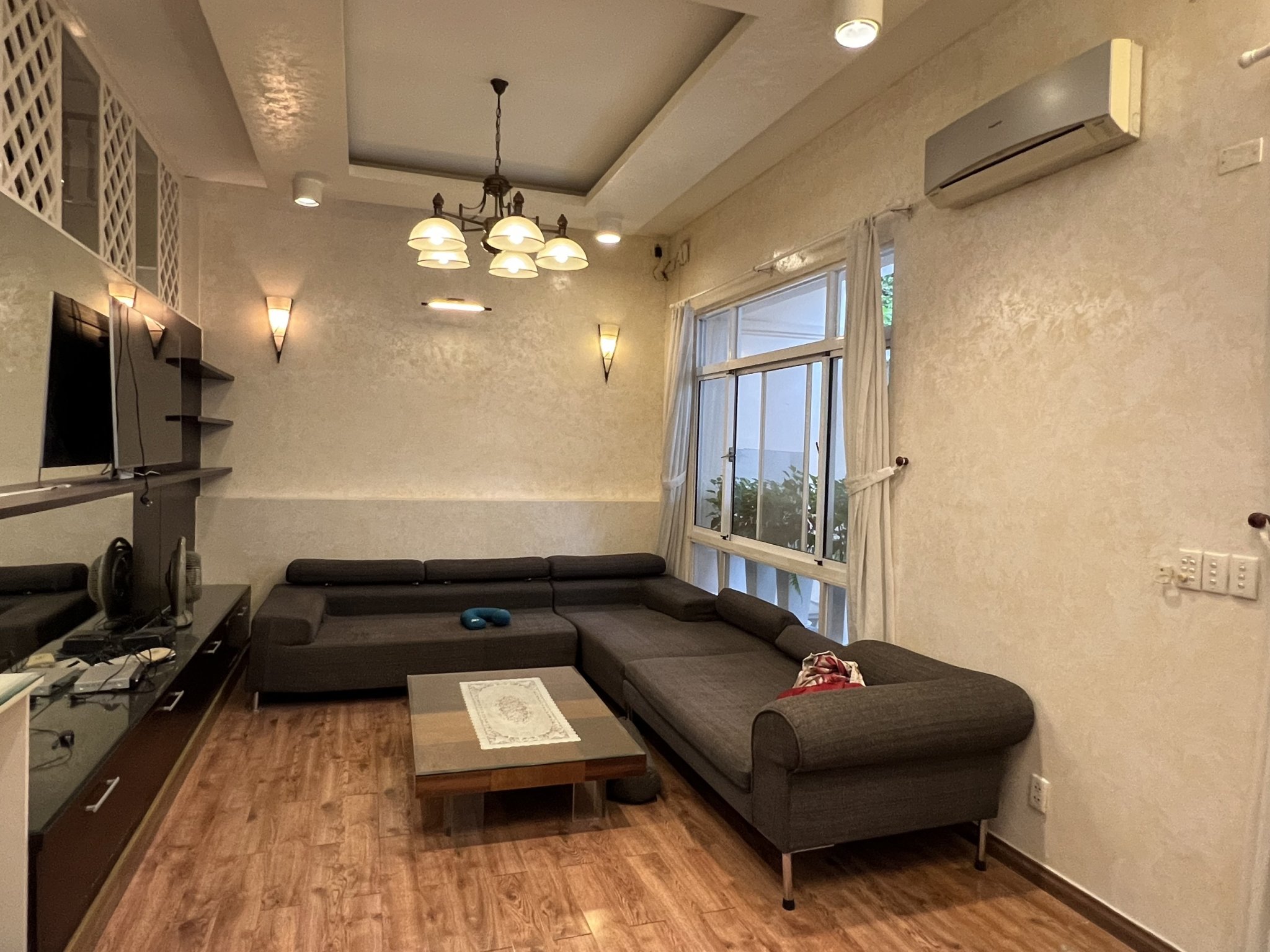 Bán biệt thự góc 2 mặt tiền đường Mỹ Thái, Phú Mỹ Hưng. Diện tích: 12x18m trệt, 2 lầu. Nội thất cao cấp. Khu an ninh, 3 phòng ngủ, sân vườn rộng. Giá chỉ: 42 tỷ. Quý khách xem nhà liên hệ: hotline Ngọc Thư - 3412