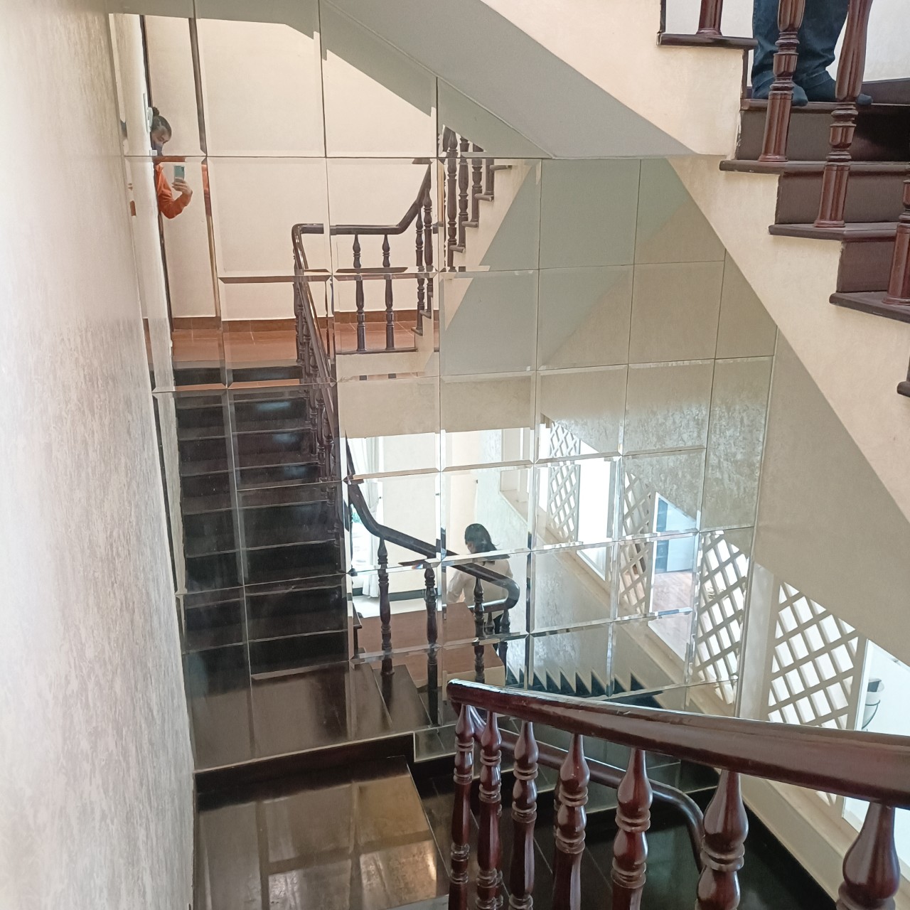 Bán biệt thự góc 2 mặt tiền đường Mỹ Thái, Phú Mỹ Hưng. Diện tích: 12x18m trệt, 2 lầu. Nội thất cao cấp. Khu an ninh, 3 phòng ngủ, sân vườn rộng. Giá chỉ: 42 tỷ. Quý khách xem nhà liên hệ: hotline Ngọc Thư - 3413