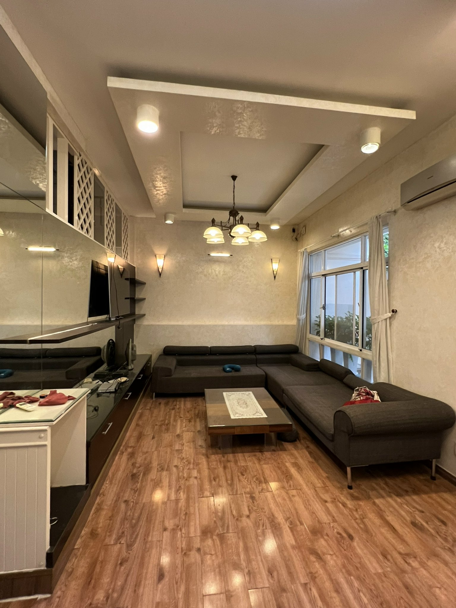 Bán biệt thự góc 2 mặt tiền đường Mỹ Thái, Phú Mỹ Hưng. Diện tích: 12x18m trệt, 2 lầu. Nội thất cao cấp. Khu an ninh, 3 phòng ngủ, sân vườn rộng. Giá chỉ: 42 tỷ. Quý khách xem nhà liên hệ: hotline Ngọc Thư - 3410