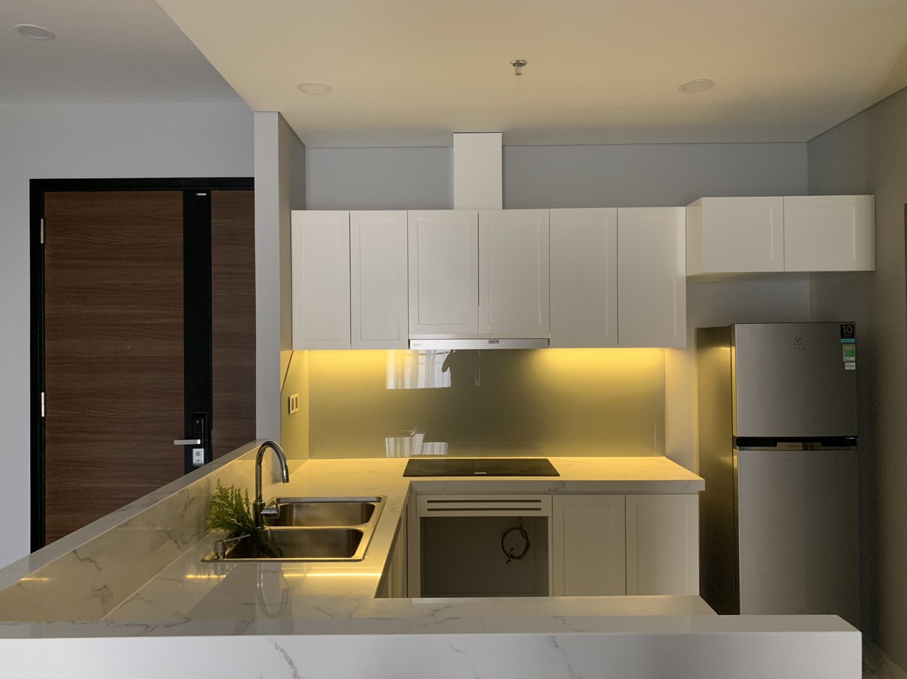 Cho thuê căn hộ Midtown The Grand Phú Mỹ Hưng. Diện tích: 89m, 2 phòng ngủ, nội thất đầy đủ, có ô xe tầng hầm. Giá chỉ 26 triệu/ tháng ( bao phí quản lý). Quý khách xem nhà liên hệ: hotline Ngọc Thư ( zalo, viber) - 3455