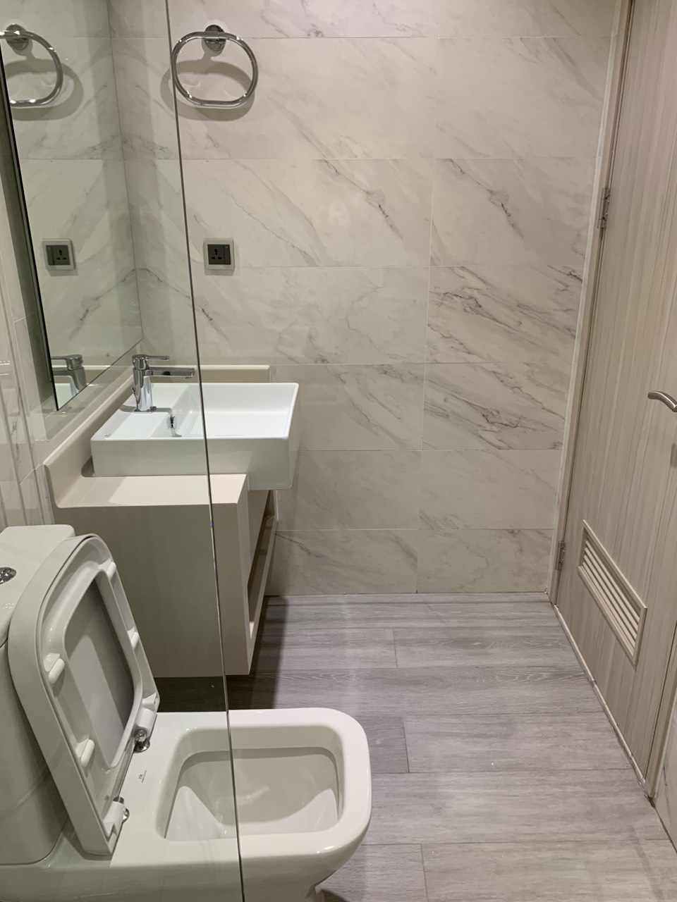 Cho thuê căn hộ Midtown The Grand Phú Mỹ Hưng. Diện tích: 89m, 2 phòng ngủ, nội thất đầy đủ, có ô xe tầng hầm. Giá chỉ 26 triệu/ tháng ( bao phí quản lý). Quý khách xem nhà liên hệ: hotline Ngọc Thư ( zalo, viber) - 3460