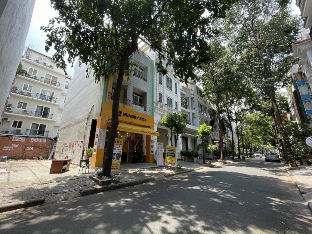 Bán đất Hưng Gia 4 cạnh khu SKY GARDEN sầm uất, đông dân cư. Vị trí đẹp thích hợp xây că hộ dịch vụ hoặc văn phòng. Liên hệ: hotline Em Thành Luân