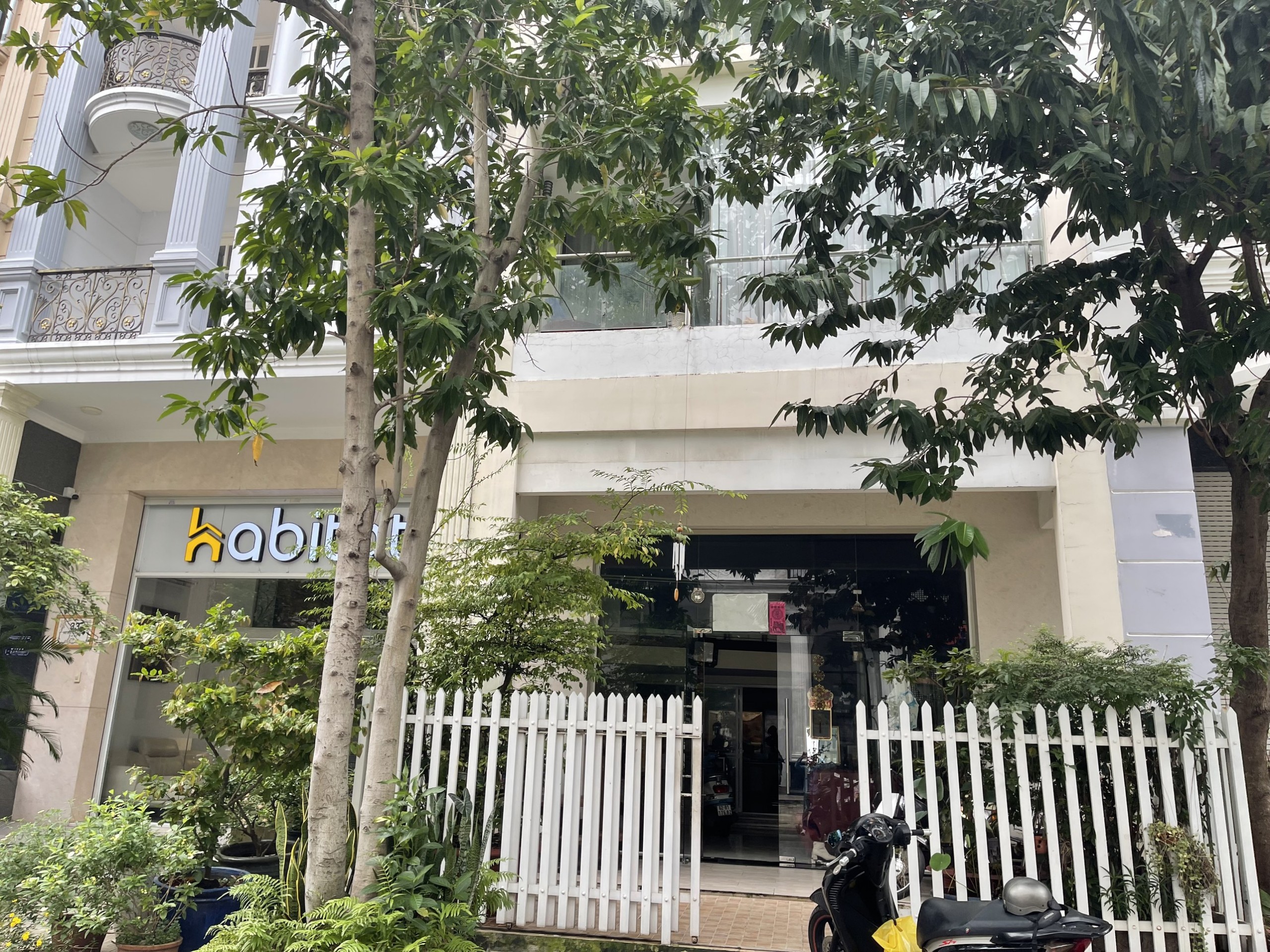 Cần tiền bán gấp nhà phố Hưng Gia. Thích hợp ở và làm văn phòng. Nhà Chủ đang ở nên kĩ và đẹp. Liên Hệ: hotline Em Thành Luân - 3486