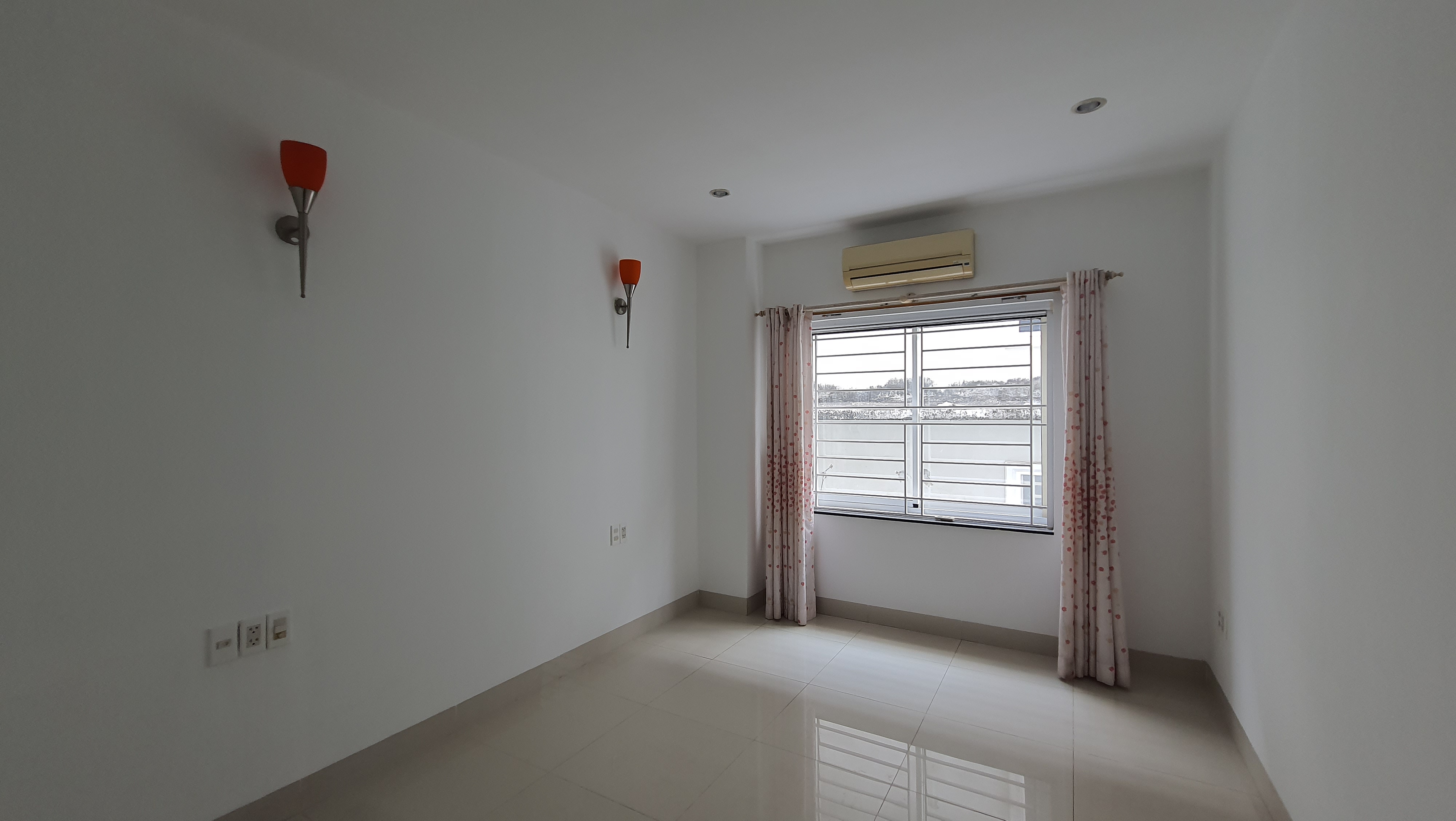 Cho thuê nhà phố kinh doanh Hưng Gia Hưng Phước Phú Mỹ Hưng. Diện tích 6x18,5m. Trệt, lửng, 3 lầu. Nhà trống, 5 phòng . Thích hợp vừa ở vừa làm văn phòng. Gía chỉ: 45tr tháng Quý khách xem nhà liên hệ: hotline Ngọc Thư - 3527