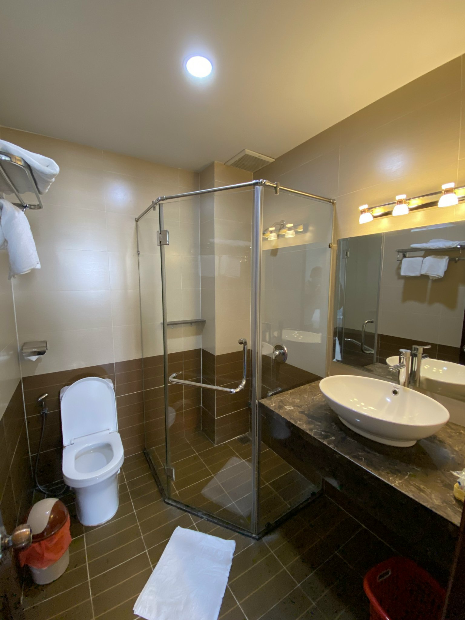 Cần bán Căn Hộ Dịch Vụ Hưng Gia đường lớn, nhà có hầm và thang máy. Liên hệ: hotline Em Thành Luân - 3627