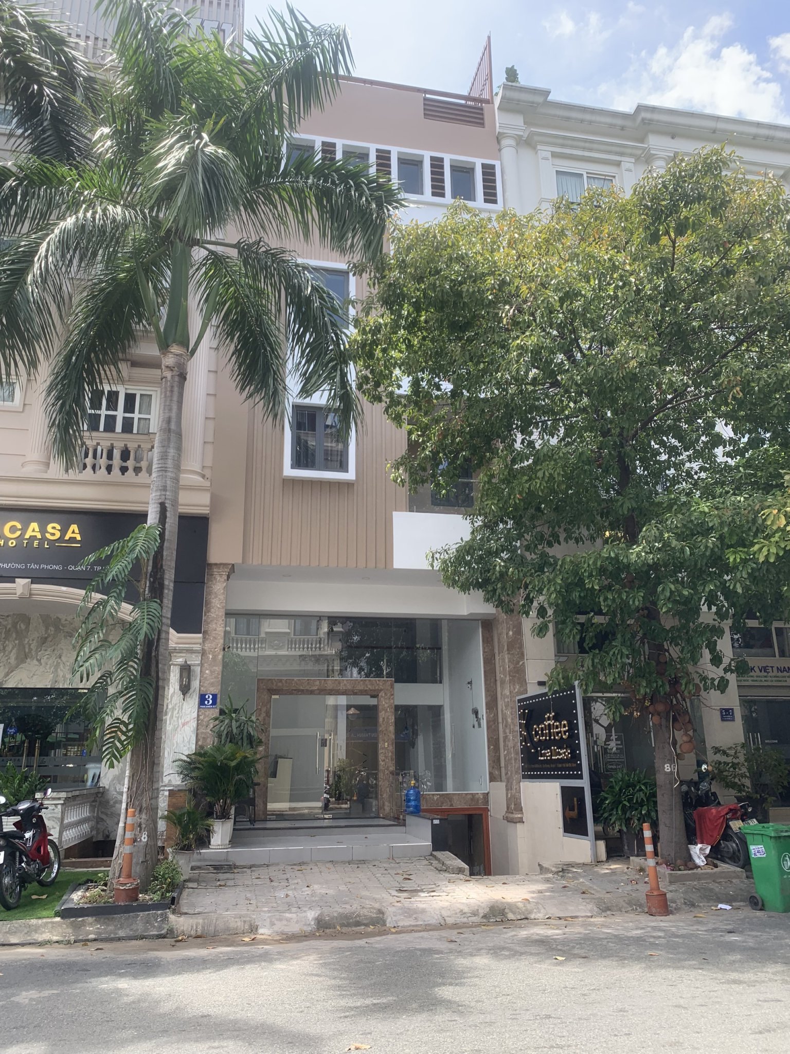 Cần bán Căn Hộ Dịch Vụ Hưng Gia đường lớn, nhà có hầm và thang máy. Liên hệ: hotline Em Thành Luân