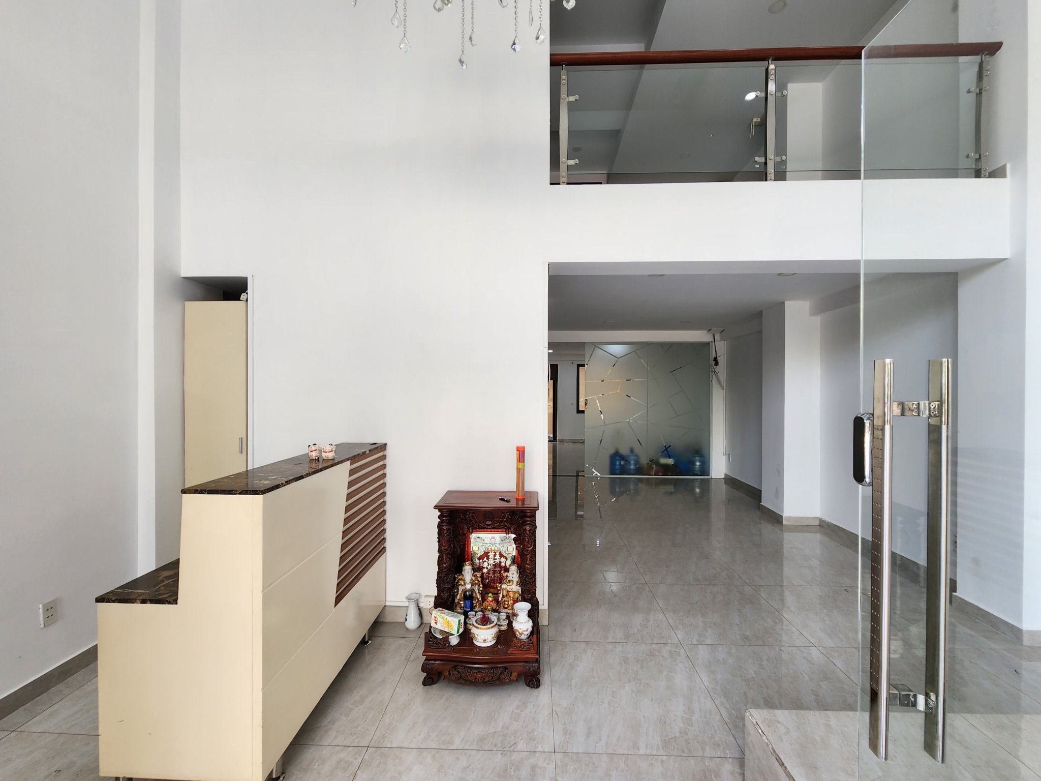 Cần bán Căn Hộ Dịch Vụ Hưng Gia đường lớn, nhà có hầm và thang máy. Liên hệ: hotline Em Thành Luân - 3628