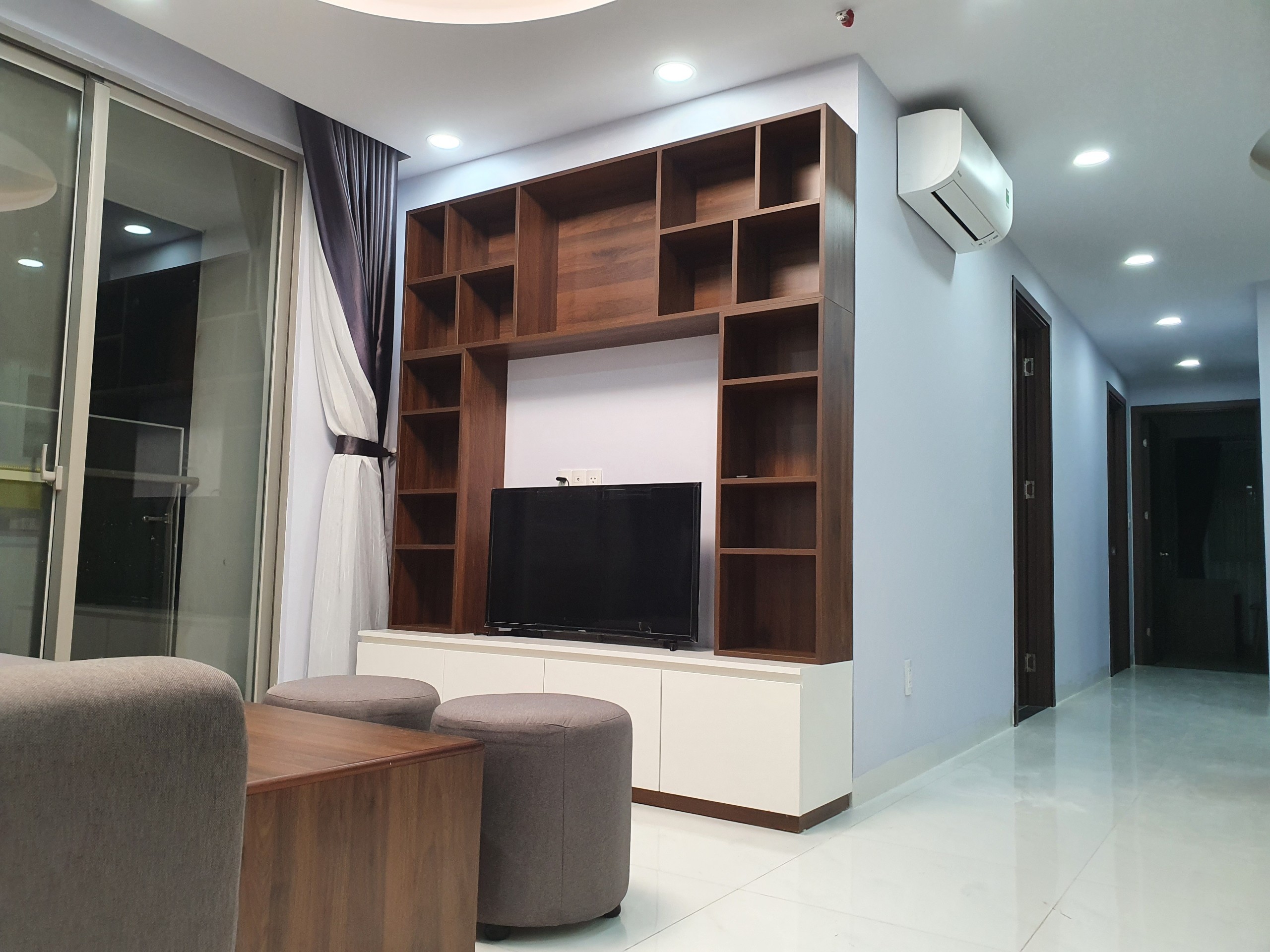 Cho thuê căn hộ Hưng Phúc Residence Phú Mỹ Hưng. Diện tích: 98m, 3 phòng ngủ, nội thất đầy đủ, lầu cao, có ô đậu xe. Giá chỉ: 25 triệu/ tháng. Quý khách xem nhà liên hệ: hotline Ngọc Thư ( zalo, viber) - 3655