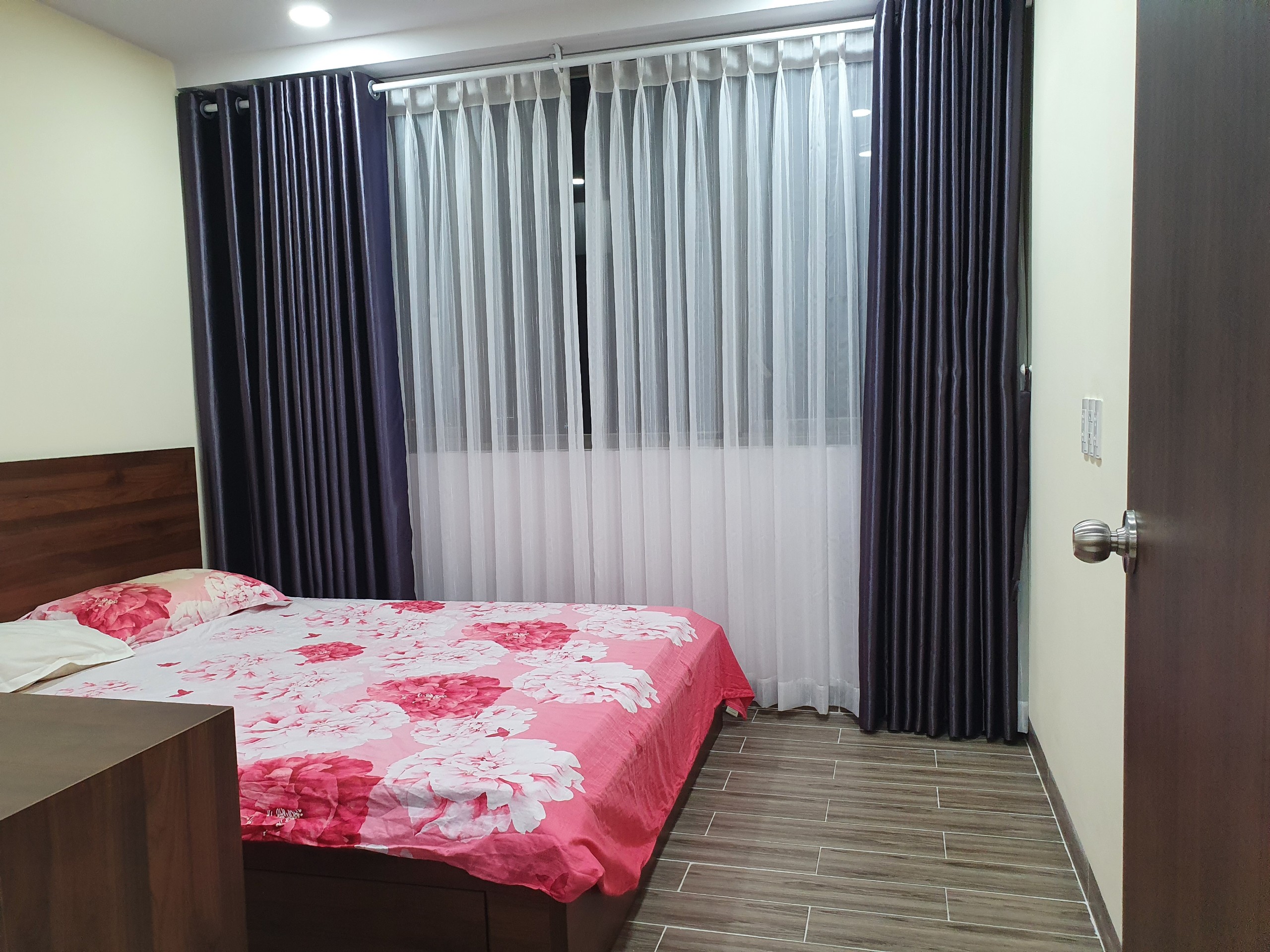 Cho thuê căn hộ Hưng Phúc Residence Phú Mỹ Hưng. Diện tích: 98m, 3 phòng ngủ, nội thất đầy đủ, lầu cao, có ô đậu xe. Giá chỉ: 25 triệu/ tháng. Quý khách xem nhà liên hệ: hotline Ngọc Thư ( zalo, viber) - 3659