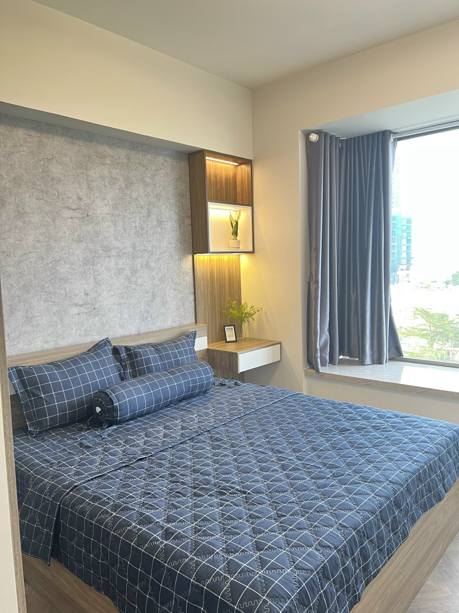 Cho thuê căn hộ dịch vụ Midtown The Peak. Diện tích: 80m, 2 phòng ngủ, 2wc. Nội thất đầy đủ, cao cấp. Giá chỉ 2,3tr/ ngày. Anh chị cần thuê liên hệ: hotline Ngọc Thư - 3801