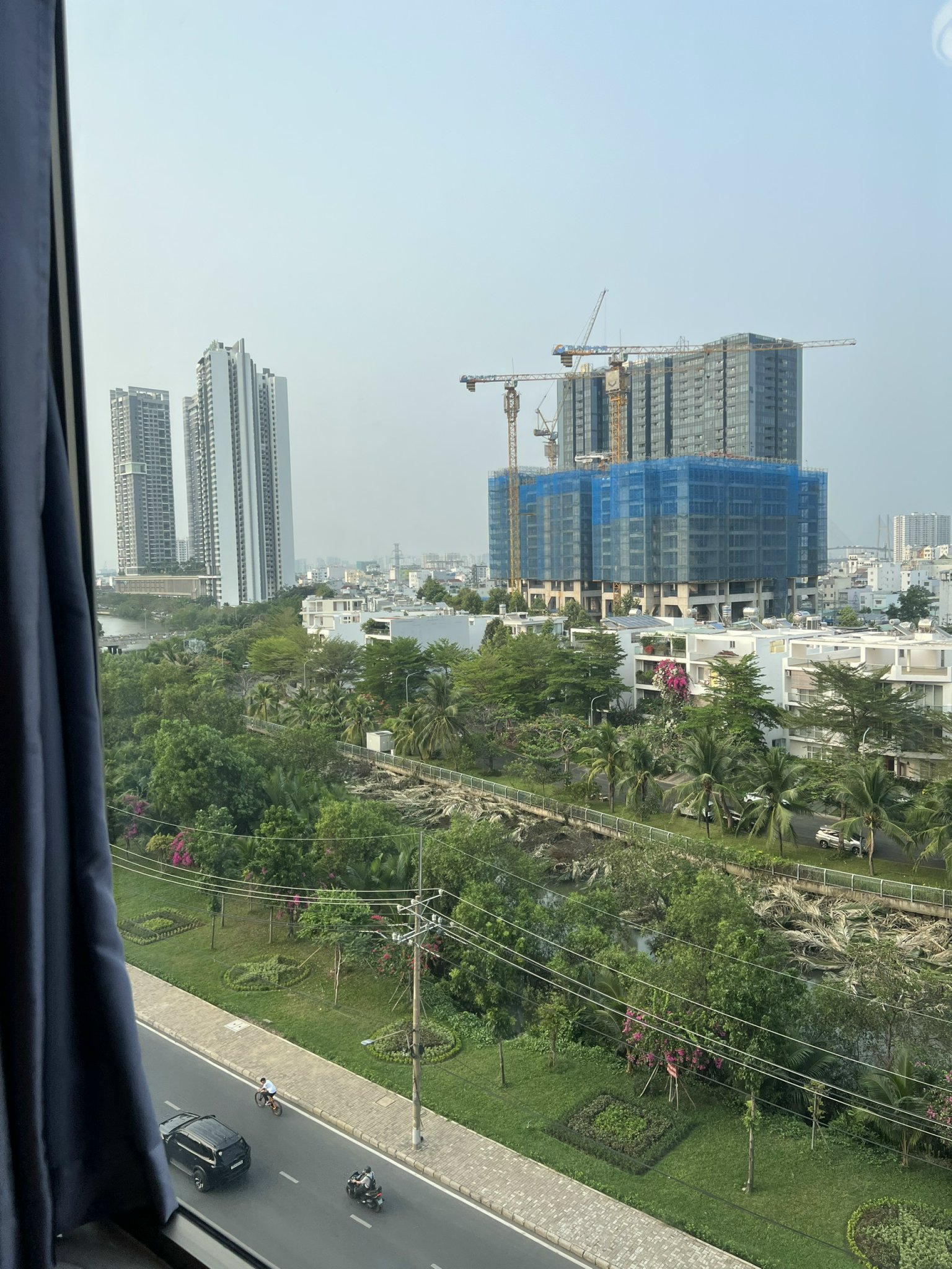 Cho thuê căn hộ dịch vụ Midtown The Peak. Diện tích: 80m, 2 phòng ngủ, 2wc. Nội thất đầy đủ, cao cấp. Giá chỉ 2,3tr/ ngày. Anh chị cần thuê liên hệ: hotline Ngọc Thư - 3802