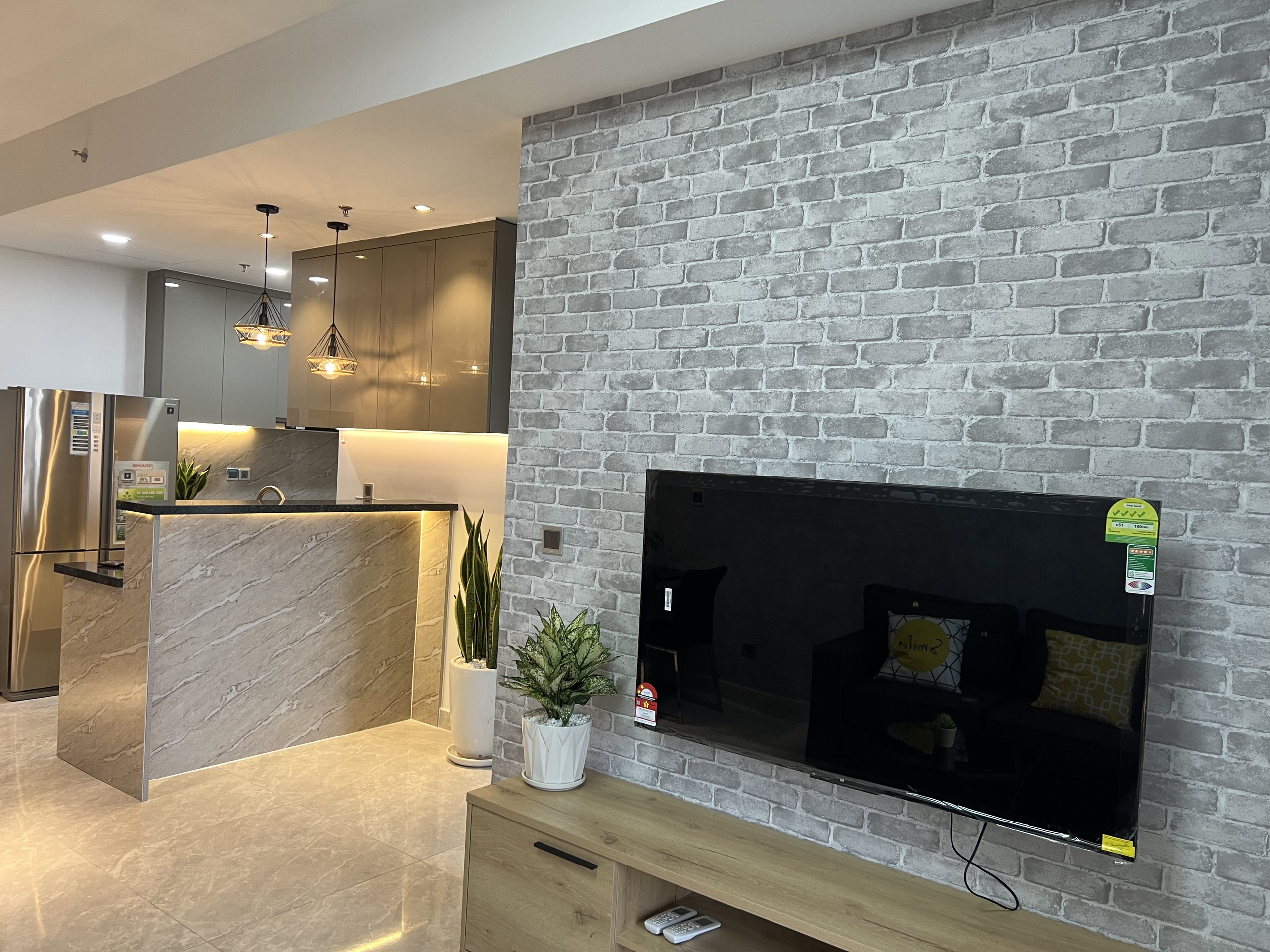 Cho thuê căn hộ dịch vụ Midtown The Peak. Diện tích: 80m, 2 phòng ngủ, 2wc. Nội thất đầy đủ, cao cấp. Giá chỉ 2,3tr/ ngày. Anh chị cần thuê liên hệ: hotline Ngọc Thư - 3799