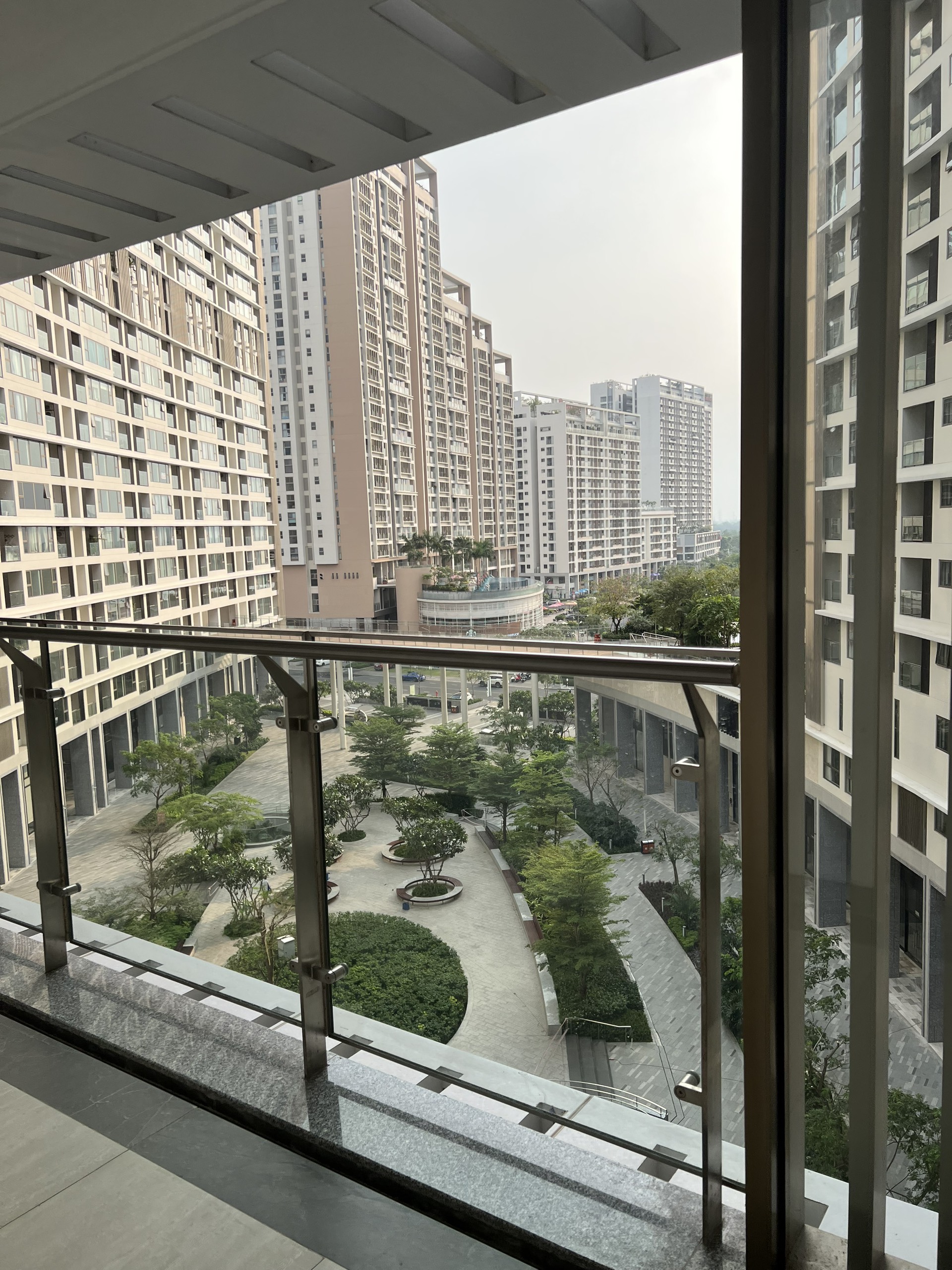 Cho thuê căn hộ dịch vụ Midtown The Peak. Diện tích: 80m, 2 phòng ngủ, 2wc. Nội thất đầy đủ, cao cấp. Giá chỉ 2,3tr/ ngày. Anh chị cần thuê liên hệ: hotline Ngọc Thư - 3803