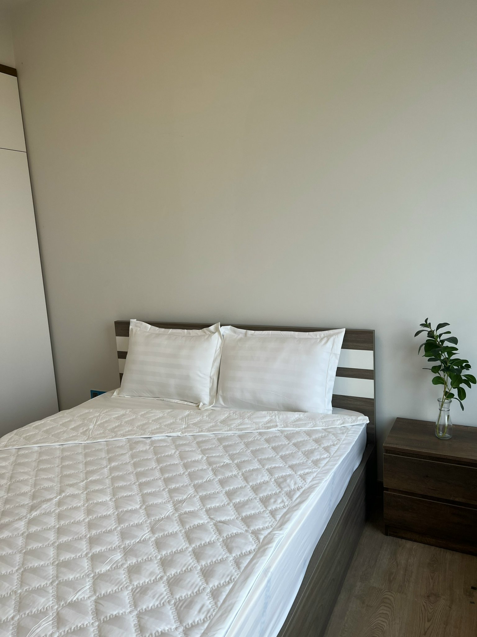 Cho thuê căn hộ dịch vụ Midtown The Peak. Diện tích: 80m, 2 phòng ngủ, 2wc. Nội thất đầy đủ, cao cấp. Giá chỉ 2,3tr/ ngày. Anh chị cần thuê liên hệ: hotline Ngọc Thư - 3800