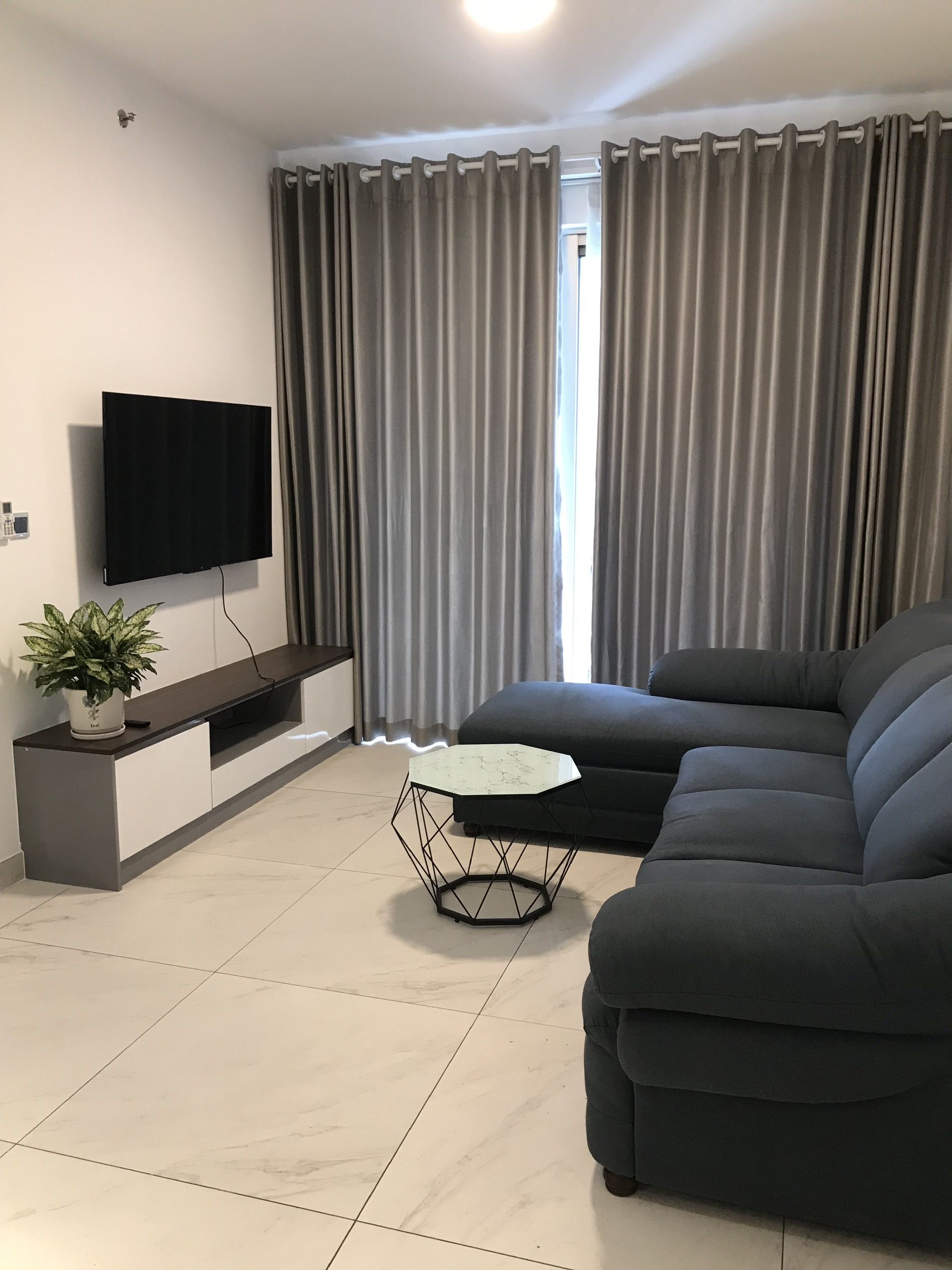 Cần cho thuê căn hộ dịch vụ Midtown The Signature Phú Mỹ Hưng. Diện tích: 80m, 2 phòng ngủ, nội thất đầy đủ cao cấp, giá chỉ 2,3 triệu/ ngày. Quý khách xem phòng liên hệ: hotline Ngọc Thư