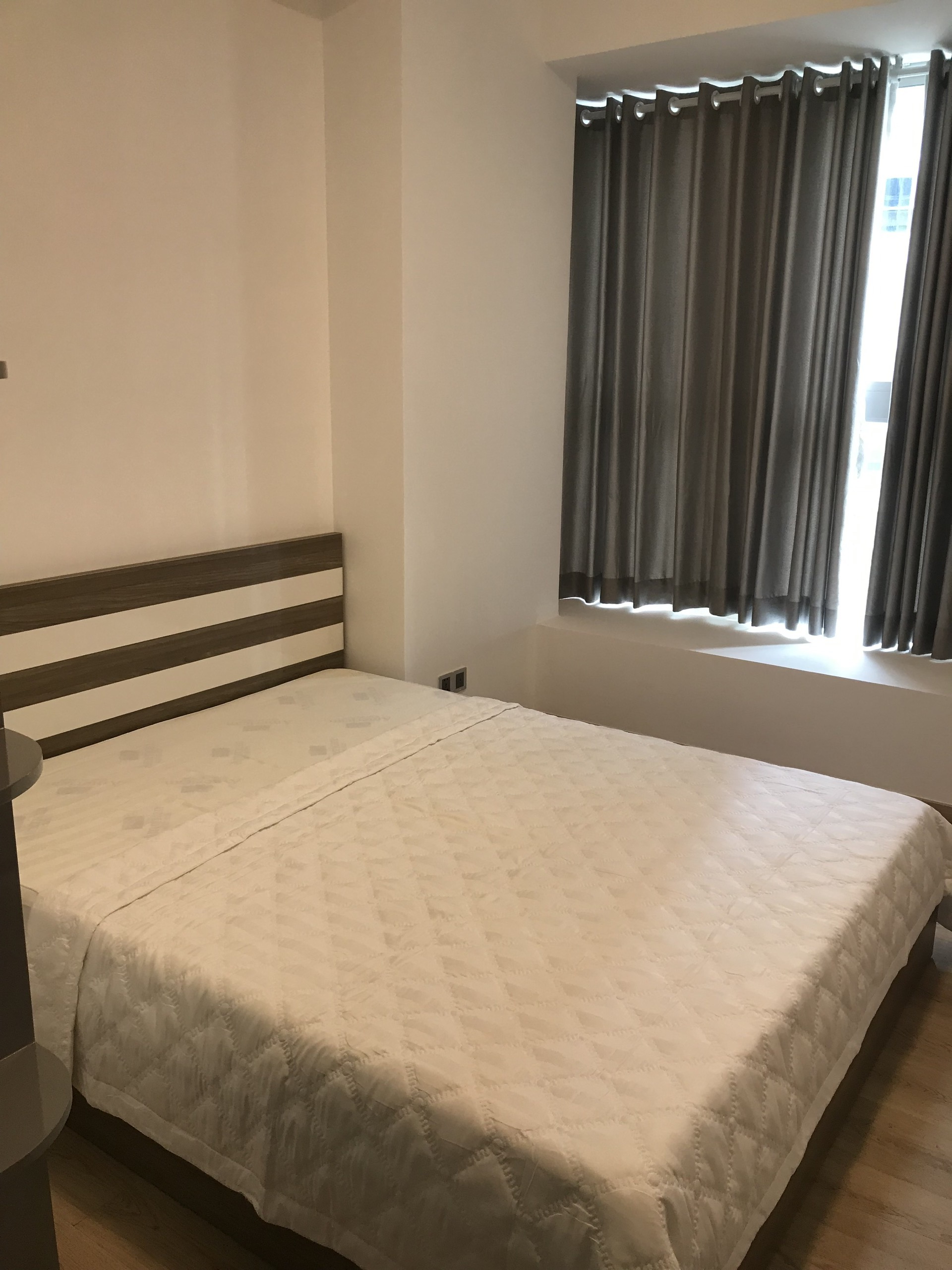 Cần cho thuê căn hộ dịch vụ Midtown The Signature Phú Mỹ Hưng. Diện tích: 80m, 2 phòng ngủ, nội thất đầy đủ cao cấp, giá chỉ 2,3 triệu/ ngày. Quý khách xem phòng liên hệ: hotline Ngọc Thư - 3806