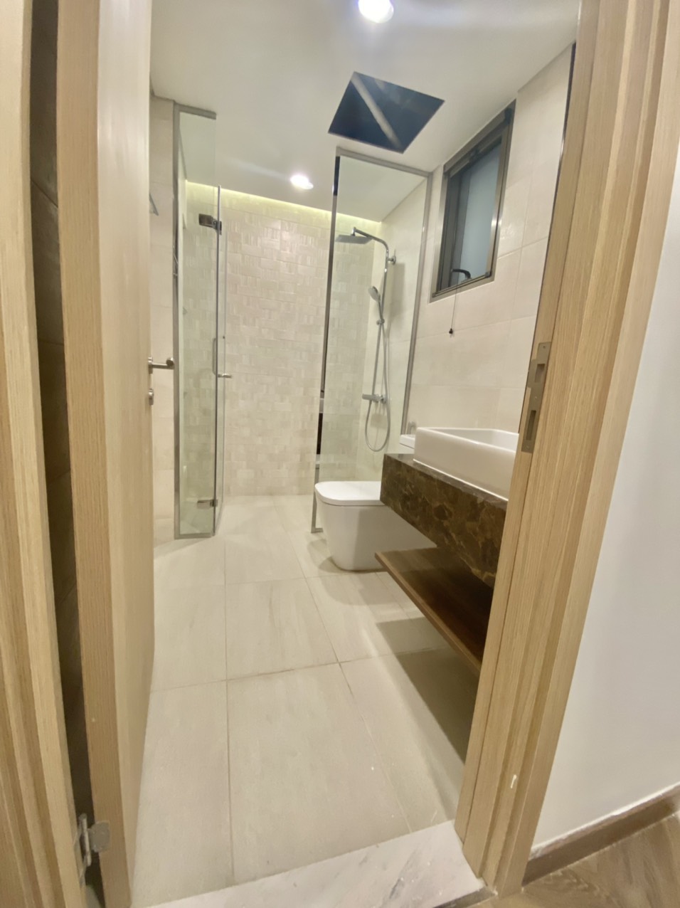 Cần cho thuê căn hộ cao cấp Midtown The Peak. Diện tích: 113m, 3 phòng ngủ, nội thất đầy đủ, view hồ bơi, sông, giá chỉ: 45 tr/ tháng có ô xe đậu miễn phí ở hầm . Anh chị có khách xem nhà liên hệ: hotline Ngọc Thư ( zalo, viber ) - 3880