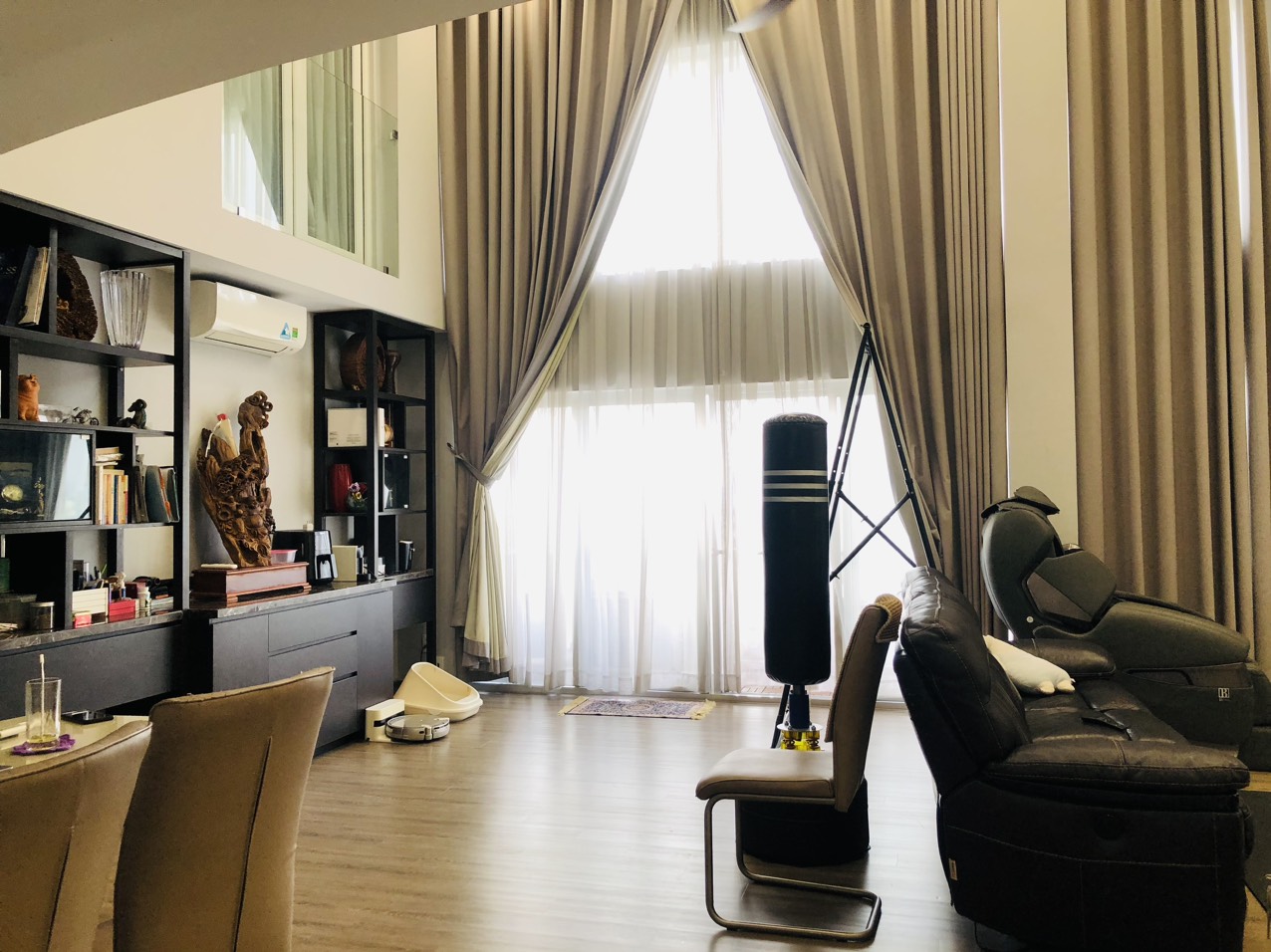 Cần bán căn hộ Thông tầng Mỹ Khánh Phú Mỹ Hưng. Diện 198m, nội thất đầy đủ, 4 phòng ngủ, phòng khách, bếp. Giá chỉ: 9,5 tỷ. Quý khách xem nhà liên hệ: hotline Ngọc Thư ( zalo, viber)