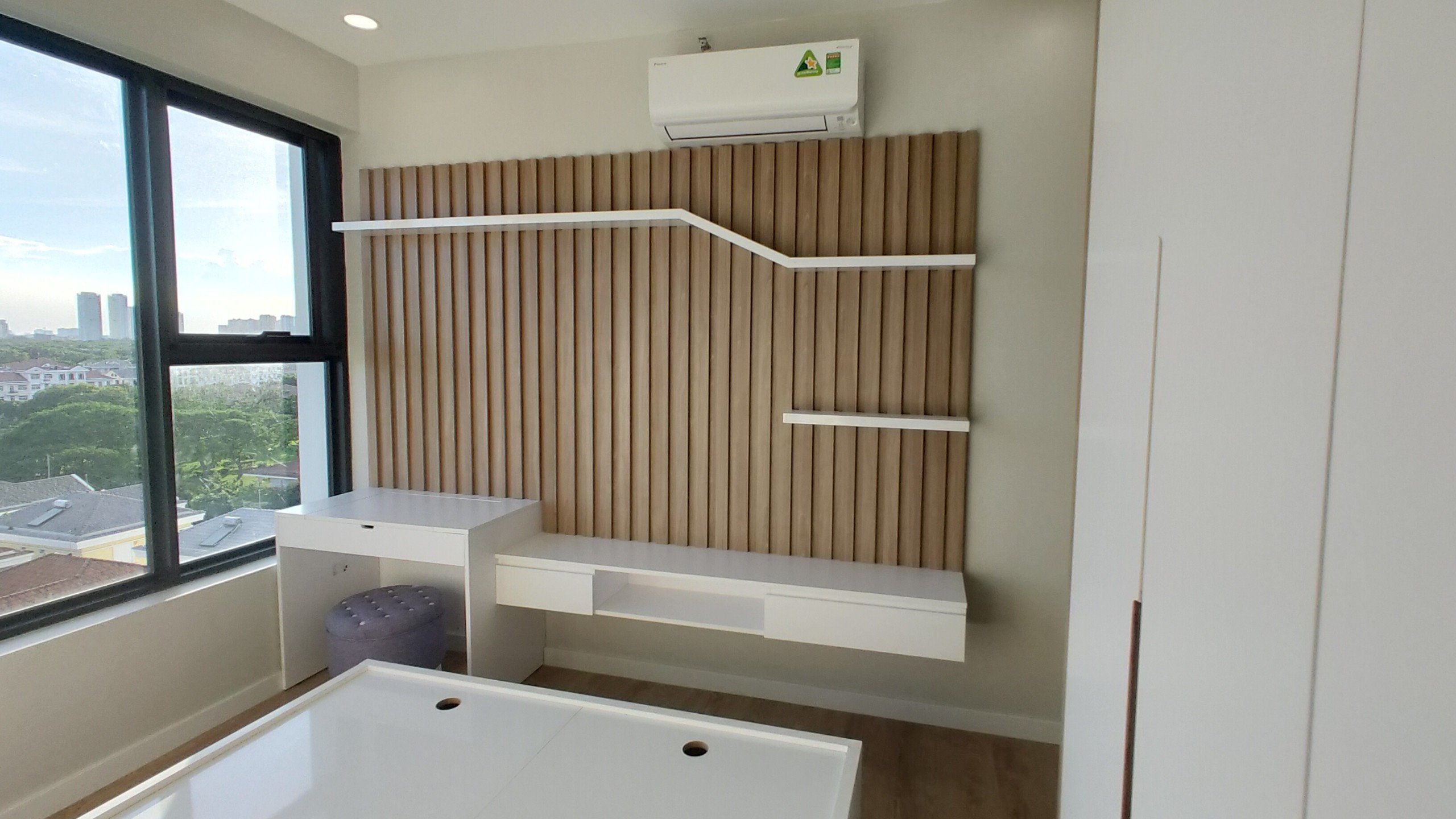 Cần cho thuê căn hộ Hưng Phúc Premier Phú Mỹ Hưng. Diện tích: 79m, 2 Phòng ngủ, 2wc, nội thất cao cấp, căn hộ 2 View biệt thự và đường. Giá chỉ 18 triệu/ tháng. Quý khách xem nhà liên hệ: hotline Ngọc Thư ( zalo, viber ) - 4043