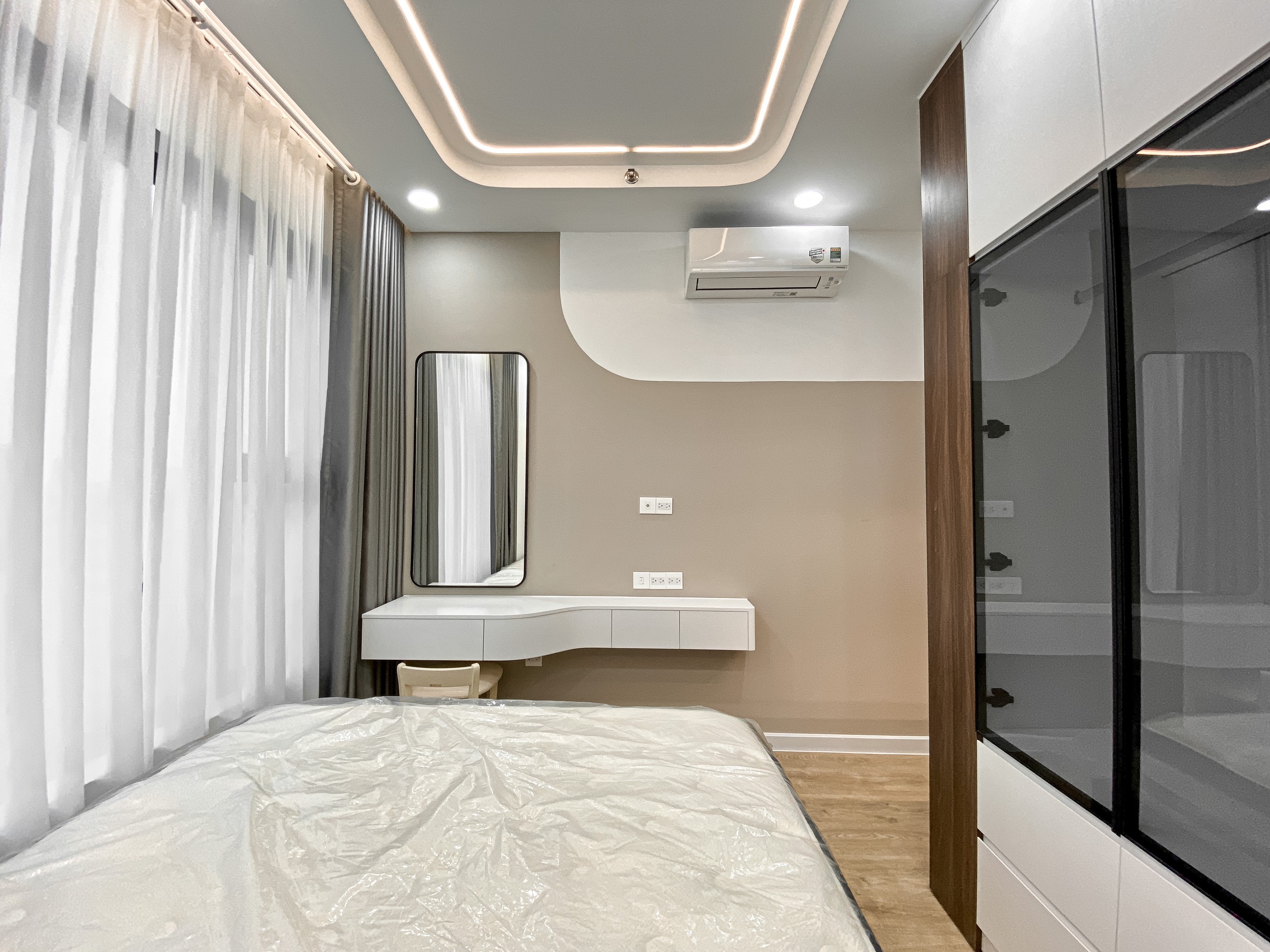 Cần cho thuê căn hộ Hưng Phúc Premier Phú Mỹ Hưng. Diện tích: 70m, 2 Phòng ngủ, 2wc, nội thất cao cấp. Nhà mới Deocr chưa ai ở.  Giá chỉ 20 triệu/ tháng. Quý khách xem nhà liên hệ: hotline Ngọc Thư ( zalo, viber ) - 4053