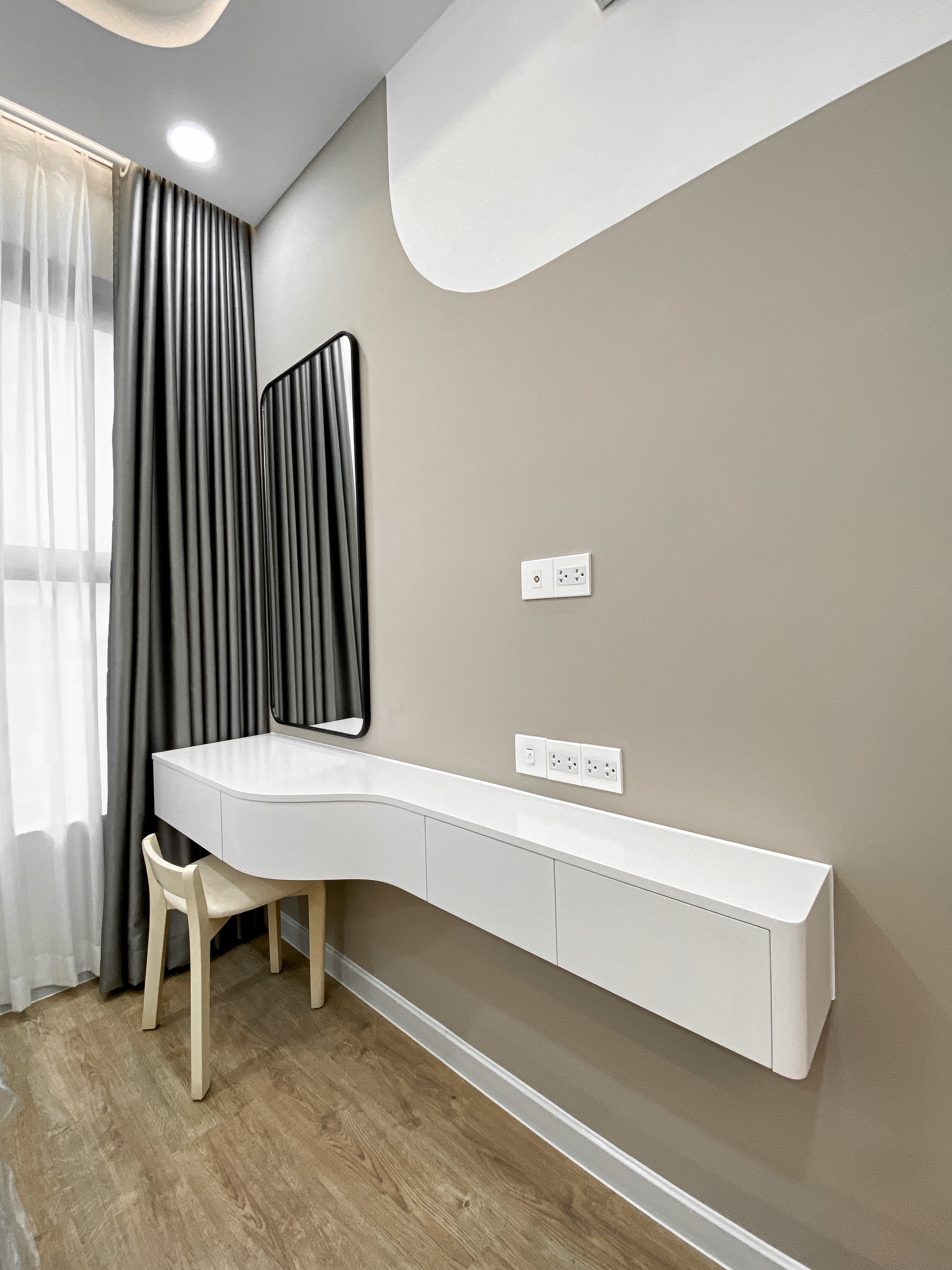 Cần cho thuê căn hộ Hưng Phúc Premier Phú Mỹ Hưng. Diện tích: 70m, 2 Phòng ngủ, 2wc, nội thất cao cấp. Nhà mới Deocr chưa ai ở.  Giá chỉ 20 triệu/ tháng. Quý khách xem nhà liên hệ: hotline Ngọc Thư ( zalo, viber ) - 4057