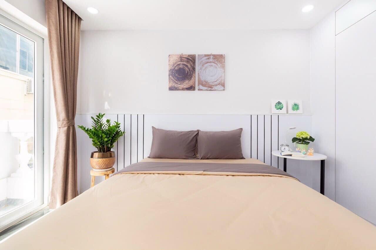 Cho thuê căn góc tổ hợp khách sạn và căn hộ dịch vụ đường Phạm Thái Bường. Có 28 phòng khai thác. Liên hệ: hotline Em Thành Luân - 4064