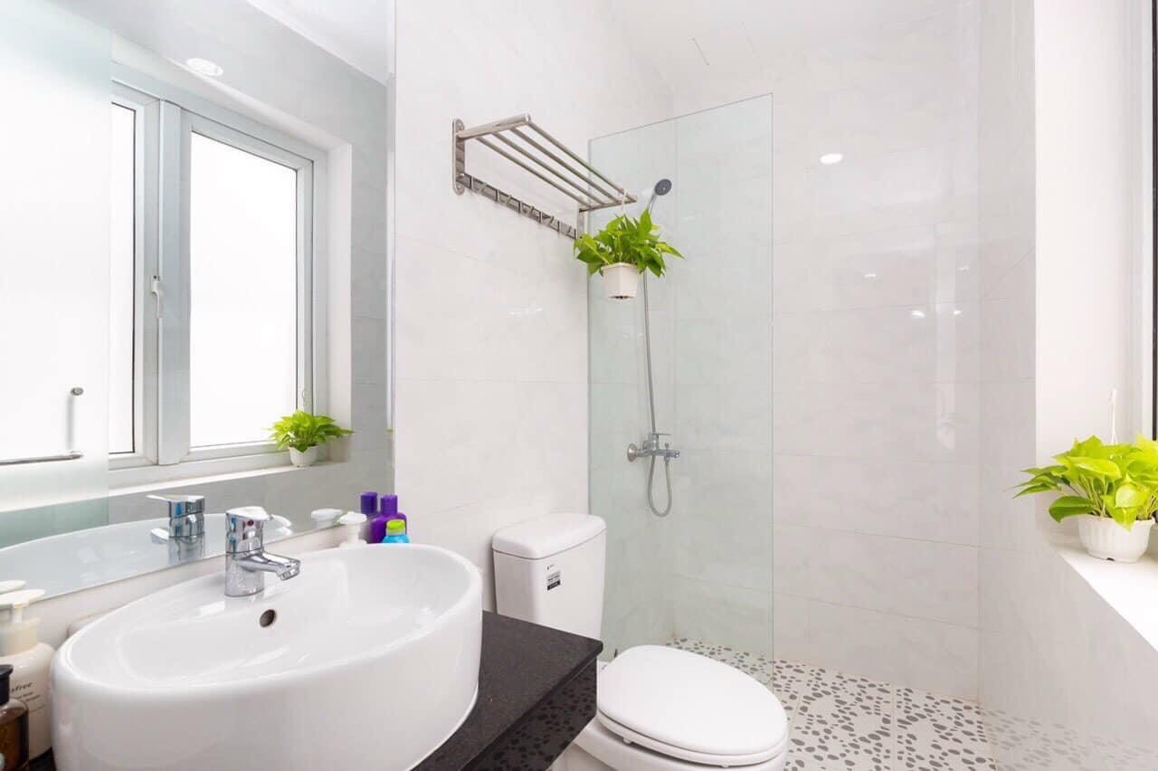 Cho thuê căn góc tổ hợp khách sạn và căn hộ dịch vụ đường Phạm Thái Bường. Có 28 phòng khai thác. Liên hệ: hotline Em Thành Luân - 4068