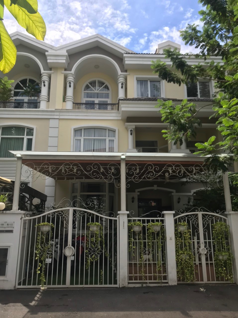 Cho thuê biệt thự Mỹ Phú liền kề, Nhà đẹp. Hướng Đông Bắc. Full nội thất. Khu yên tĩnh. Xem nhà vui lòng liên hệ: hotline Em Thành Luân - 4085