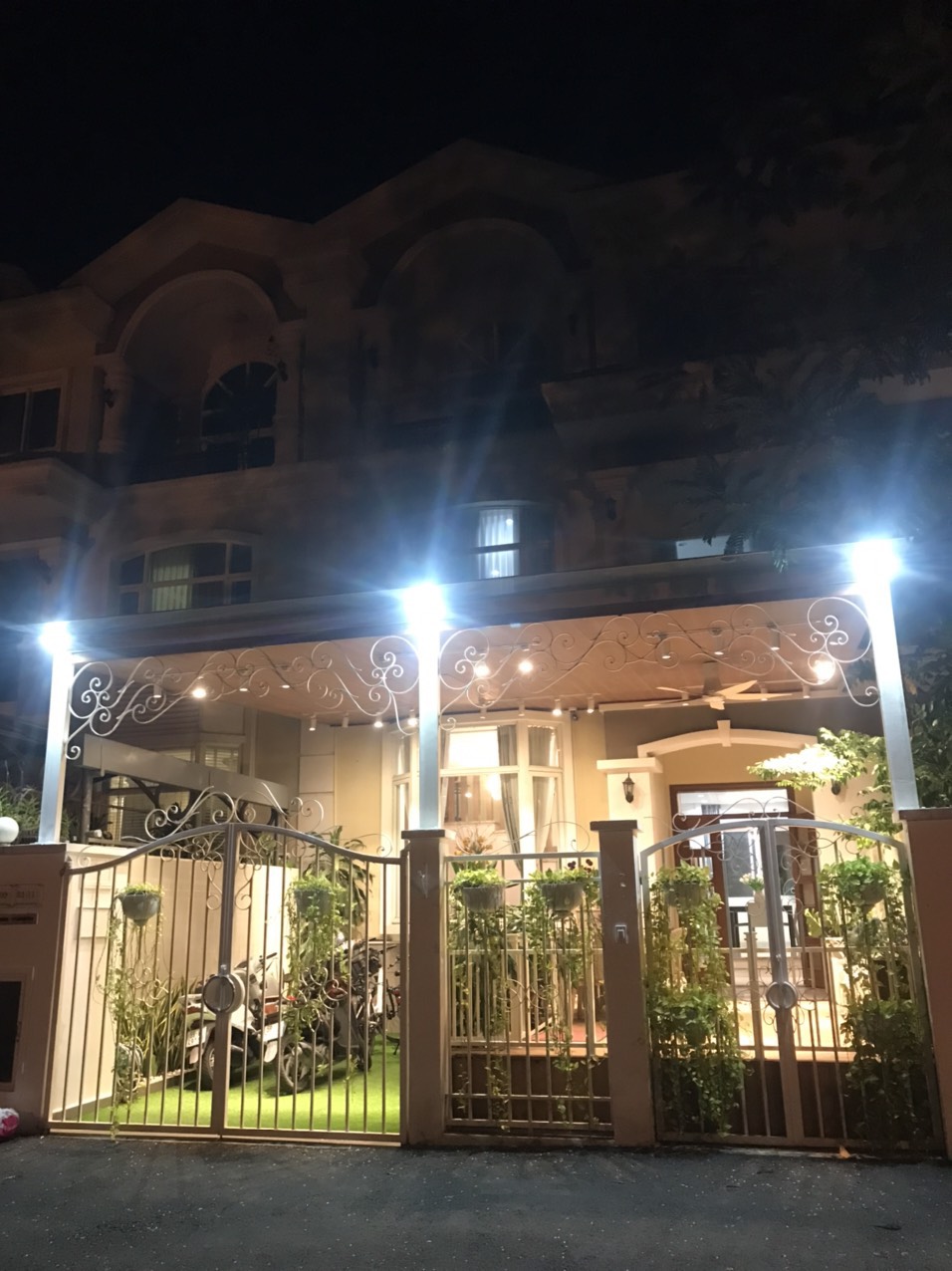 Cho thuê biệt thự Mỹ Phú liền kề, Nhà đẹp. Hướng Đông Bắc. Full nội thất. Khu yên tĩnh. Xem nhà vui lòng liên hệ: hotline Em Thành Luân - 4082