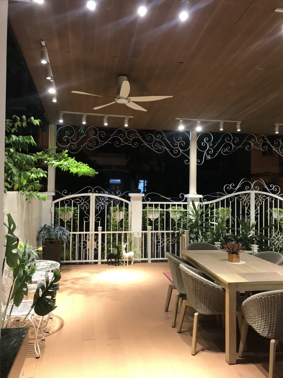 Cho thuê biệt thự Mỹ Phú liền kề, Nhà đẹp. Hướng Đông Bắc. Full nội thất. Khu yên tĩnh. Xem nhà vui lòng liên hệ: hotline Em Thành Luân - 4084