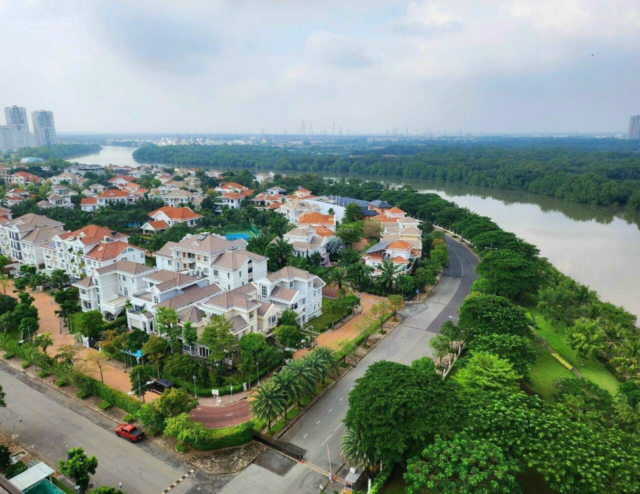 Bán gấp biệt thự liền kề Chateau, Phú Mỹ Hưng, Q.7, DT: 412,9m2, nội thất cao cấp, gia bán cực tốt chỉ: 65 tỷ, thương lượng. LH: hotline