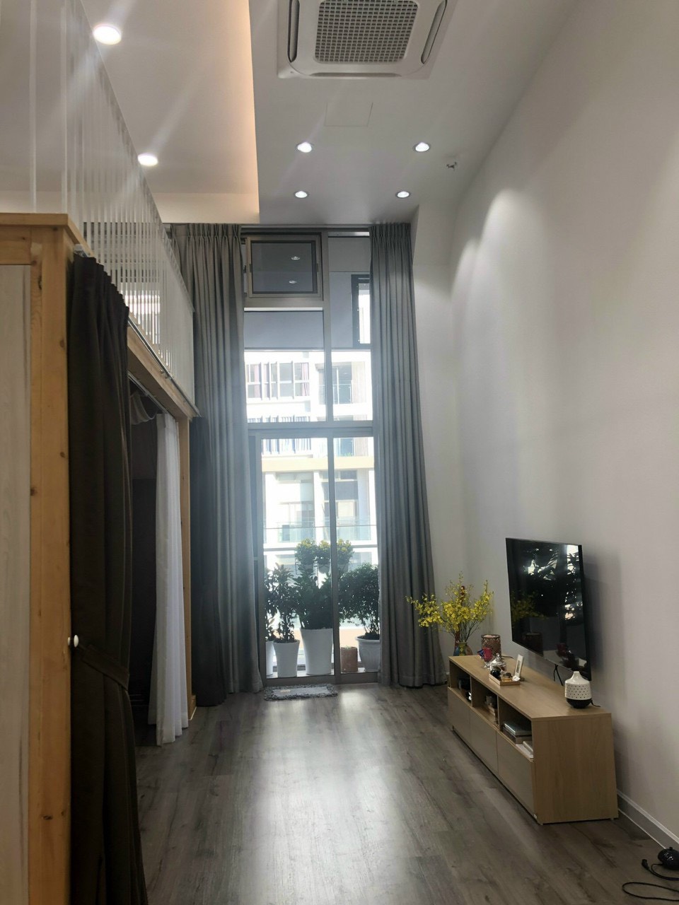 Cần cho thuê căn shophouse the Singnature, Diện tích: 48m ( trệt 48m + 25m lửng) shop đầy đủ nội thất, có 1 phòng ngủ. Thích hợp để ở, giá chỉ 19 triệu / tháng. Anh chị xem shop liên hệ: hotline Ngọc Thư ( zalo, viber) - 4166