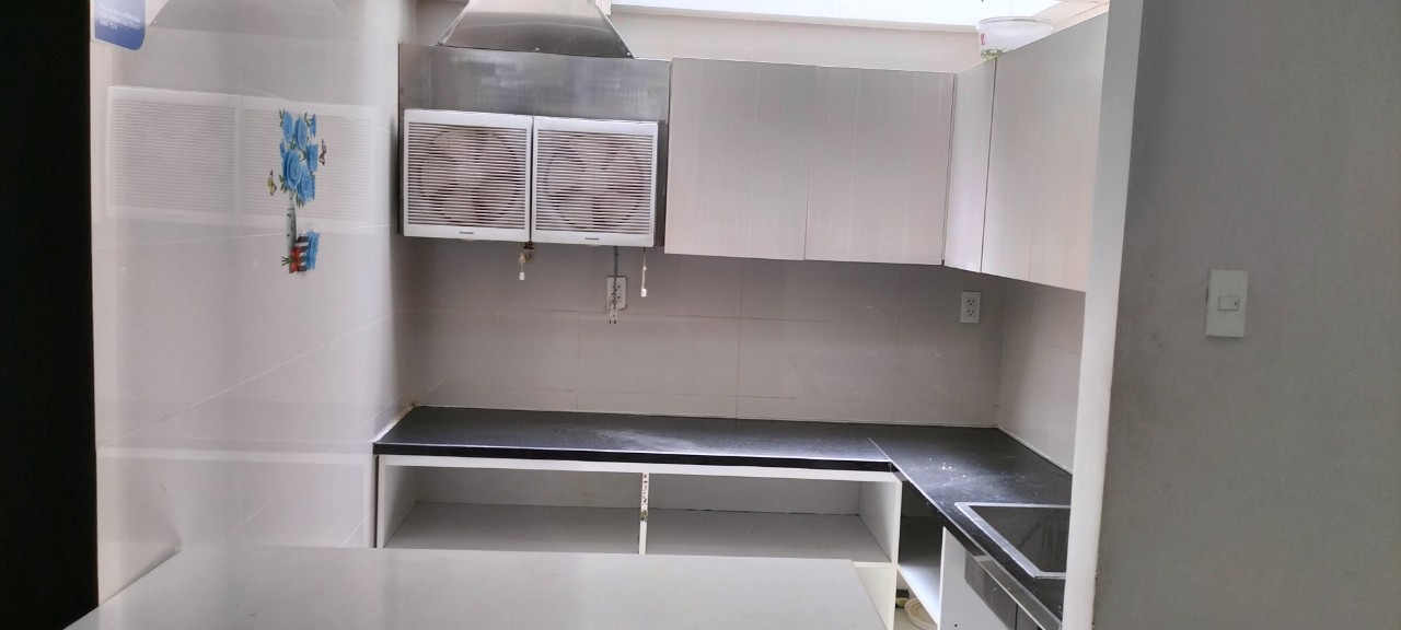 Phú Mỹ Hưng ,Cho thuê mặt bằng trệt Hưng Gia 3, DT:333m2( 18x18,5),nội thất cơ bản. Giá 2.500$/ tháng. Vui lòng liên hệ:Hoàng Cường  hotline /Zalo - 4231