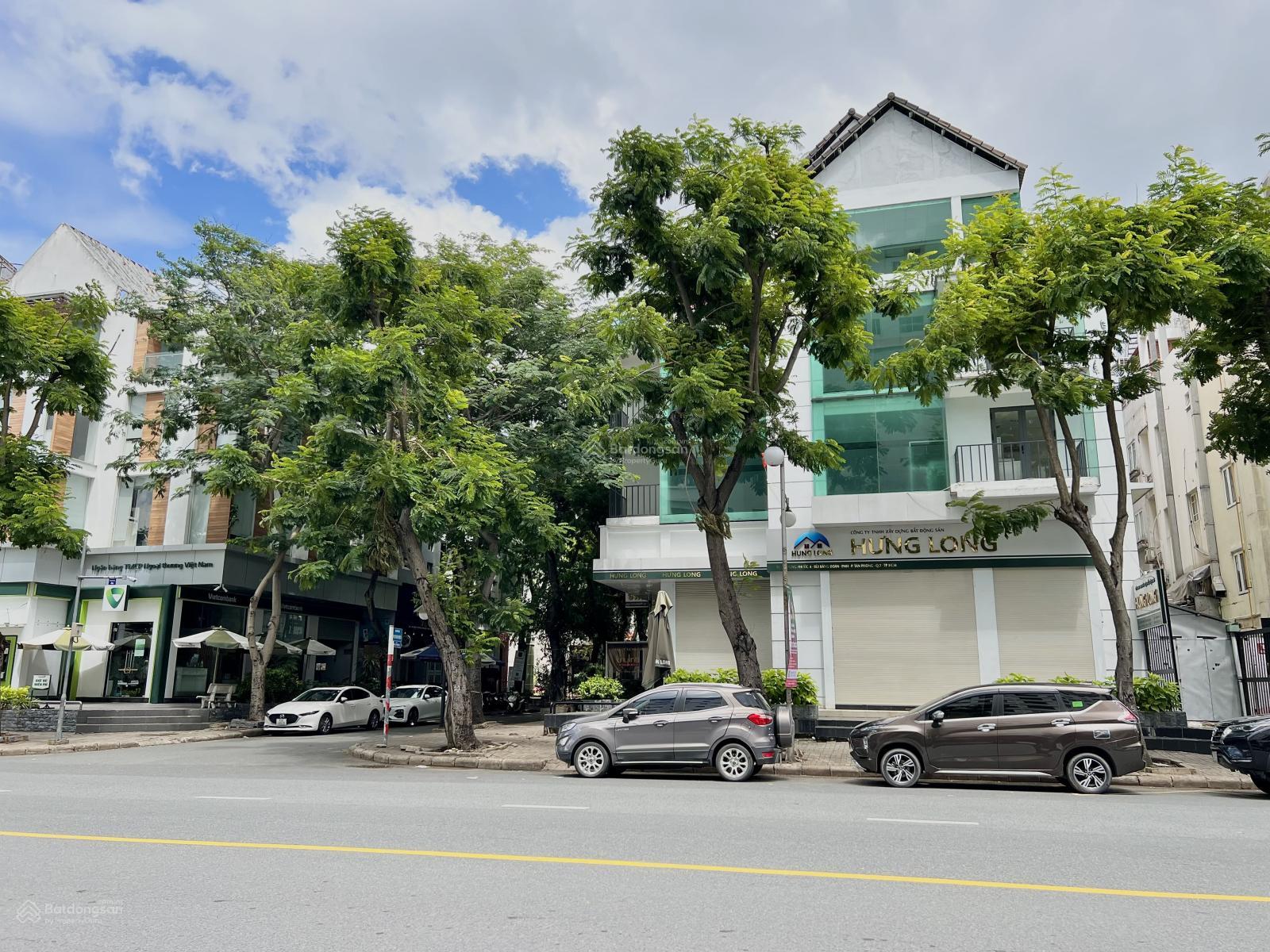 Cho thuê căn góc nhà phố Hưng Phước MT đường Bùi Bằng Đoàn, Phú Mỹ Hưng, Q.7, DT 11x18,5m có thang máy, 195tr/1tháng. LH: hotline