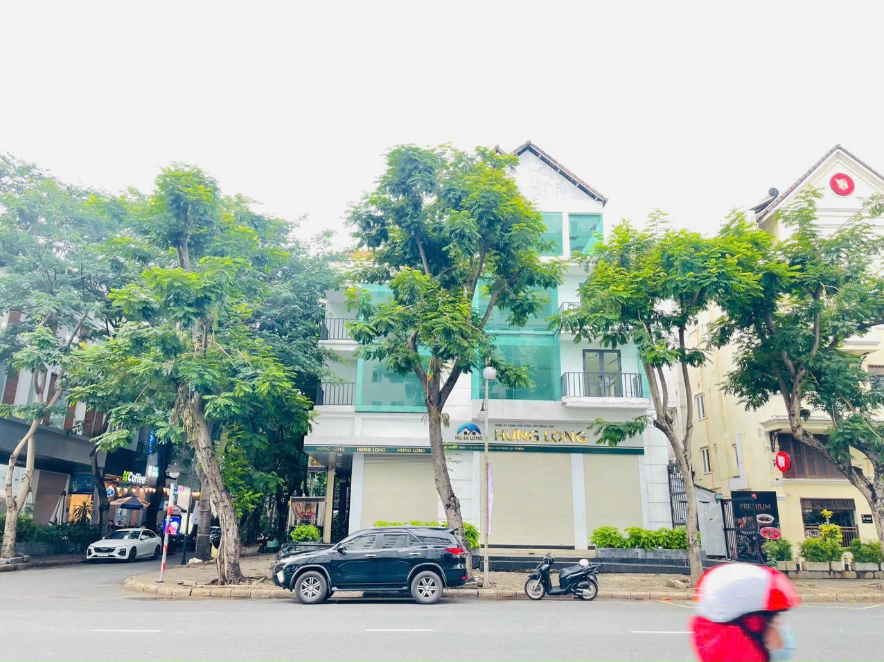 Cần cho thuê căn góc nhà phố kinh doanh Hưng Phước- Bùi Bằng Đoàn. Diện tích: 11x18,5m. Hầm, trệt, lửng, 3 lầu. Thích hợp làm văn phòng, trường học, ngân hàng,.. Giá chỉi: 150 triệu/ tháng. Anh chị xem vị trí liên hệ : hotline Ngọc Thư