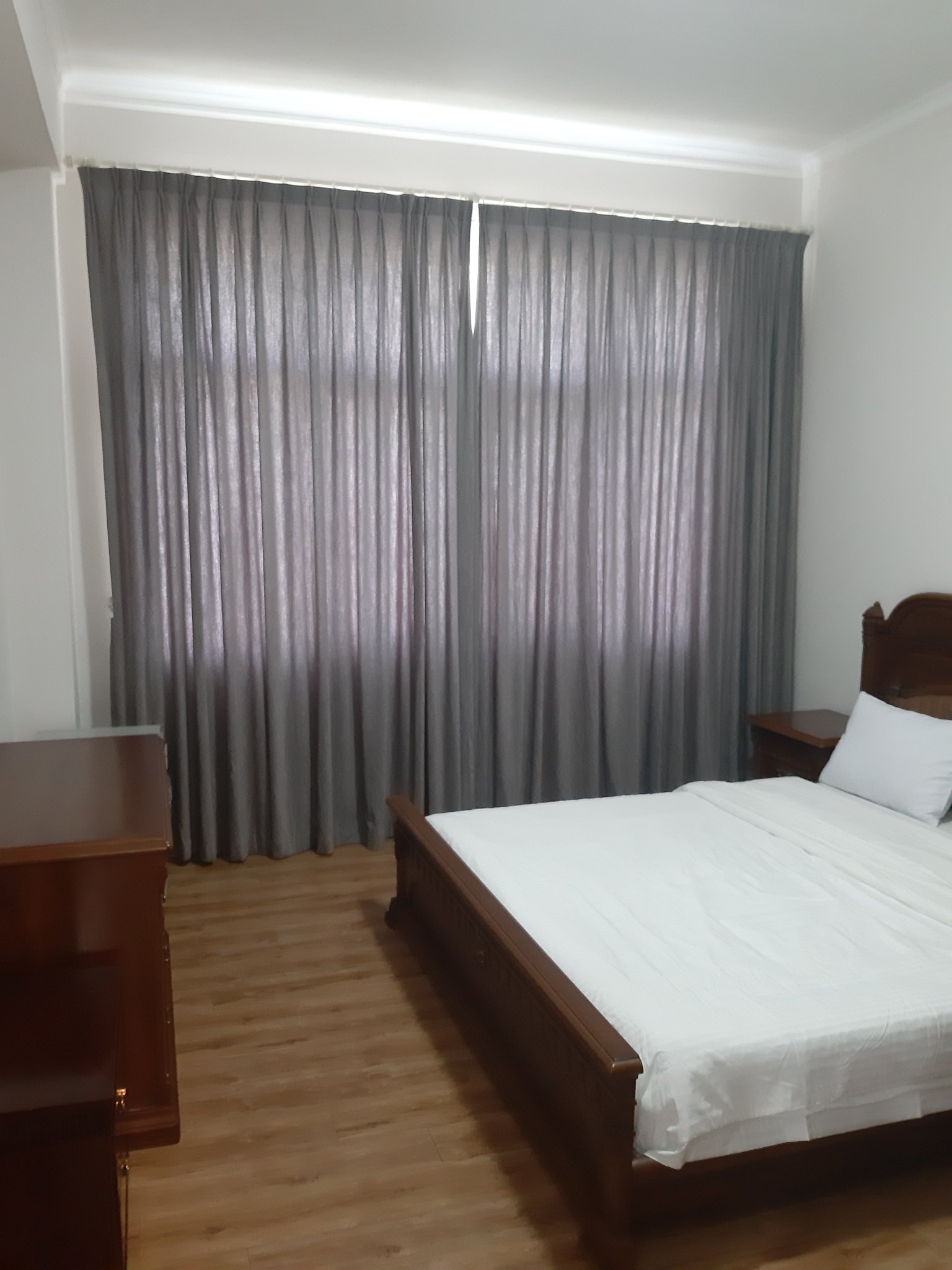 Cho thuê biệt thự tứ lập Mỹ Phú . Diện tích: 17x16m, 4 phòng ngủ, nội thất cao cấp, nhà mới sửa. sân vườn rộng, giá chỉ: 70 triệu/ tháng. Quý khách xem nhà liên hệ: hotline Ngọc Thư - 4362