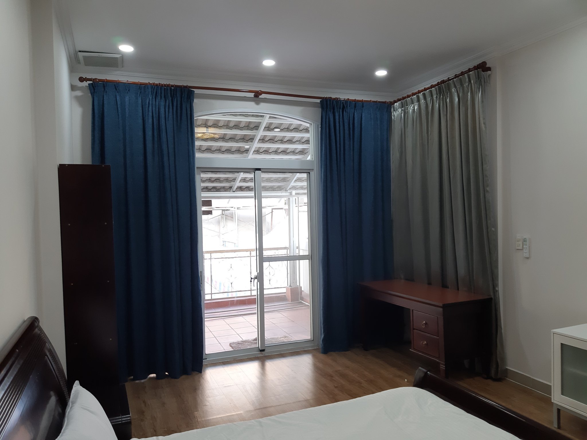 Cho thuê biệt thự tứ lập Mỹ Phú . Diện tích: 17x16m, 4 phòng ngủ, nội thất cao cấp, nhà mới sửa. sân vườn rộng, giá chỉ: 70 triệu/ tháng. Quý khách xem nhà liên hệ: hotline Ngọc Thư - 4361