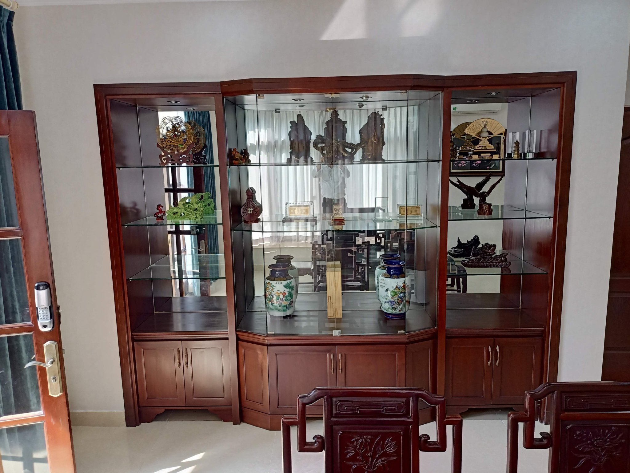 Cho thuê biệt thự tứ lập Mỹ Phú . Diện tích: 17x16m, 4 phòng ngủ, nội thất cao cấp, nhà mới sửa. sân vườn rộng, giá chỉ: 70 triệu/ tháng. Quý khách xem nhà liên hệ: hotline Ngọc Thư - 4359