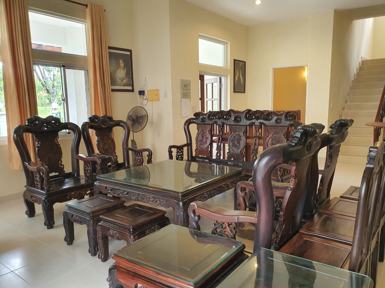 Cho thuê biệt thự đơn lập Mỹ Phú, phú mỹ hưng, quận 7 . Diện tích: 400m đối diện công viên, nội thất đầy đủ. 4 phòng ngủ. Khu an ninh yên tĩnh, bảo vệ 24/24. Giá: 90 triệu/ tháng. Liên hê: hotline Ngọc Thư  xem nhà - 4369